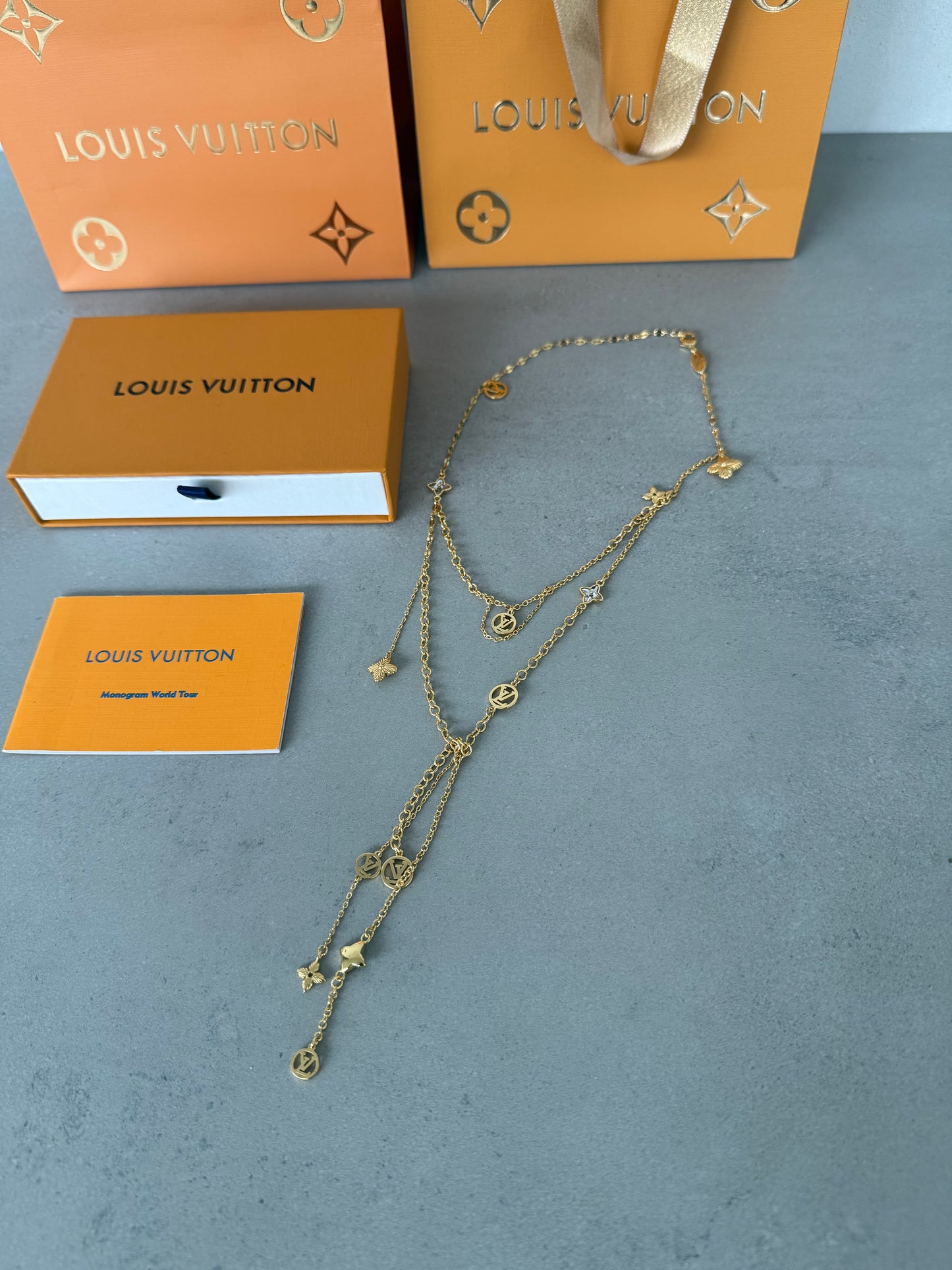 Collar LV logos dorados