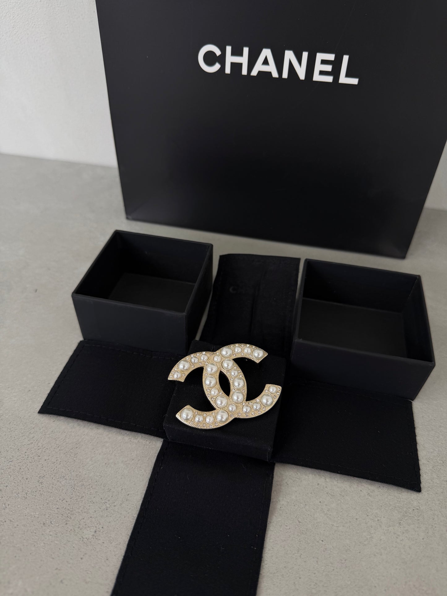 Broches CC perlas - 5474