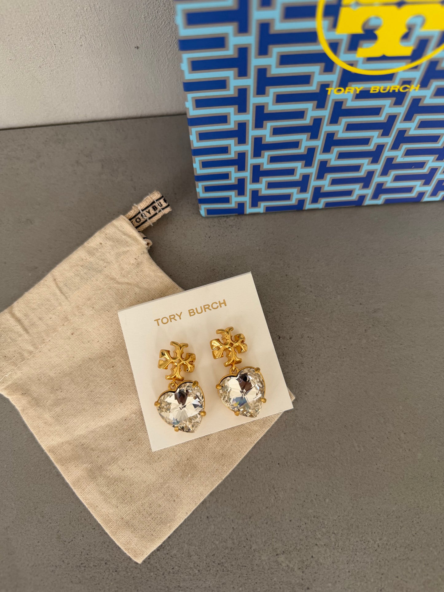 Aretes TB dorados con colgante de corazón tipo diamante