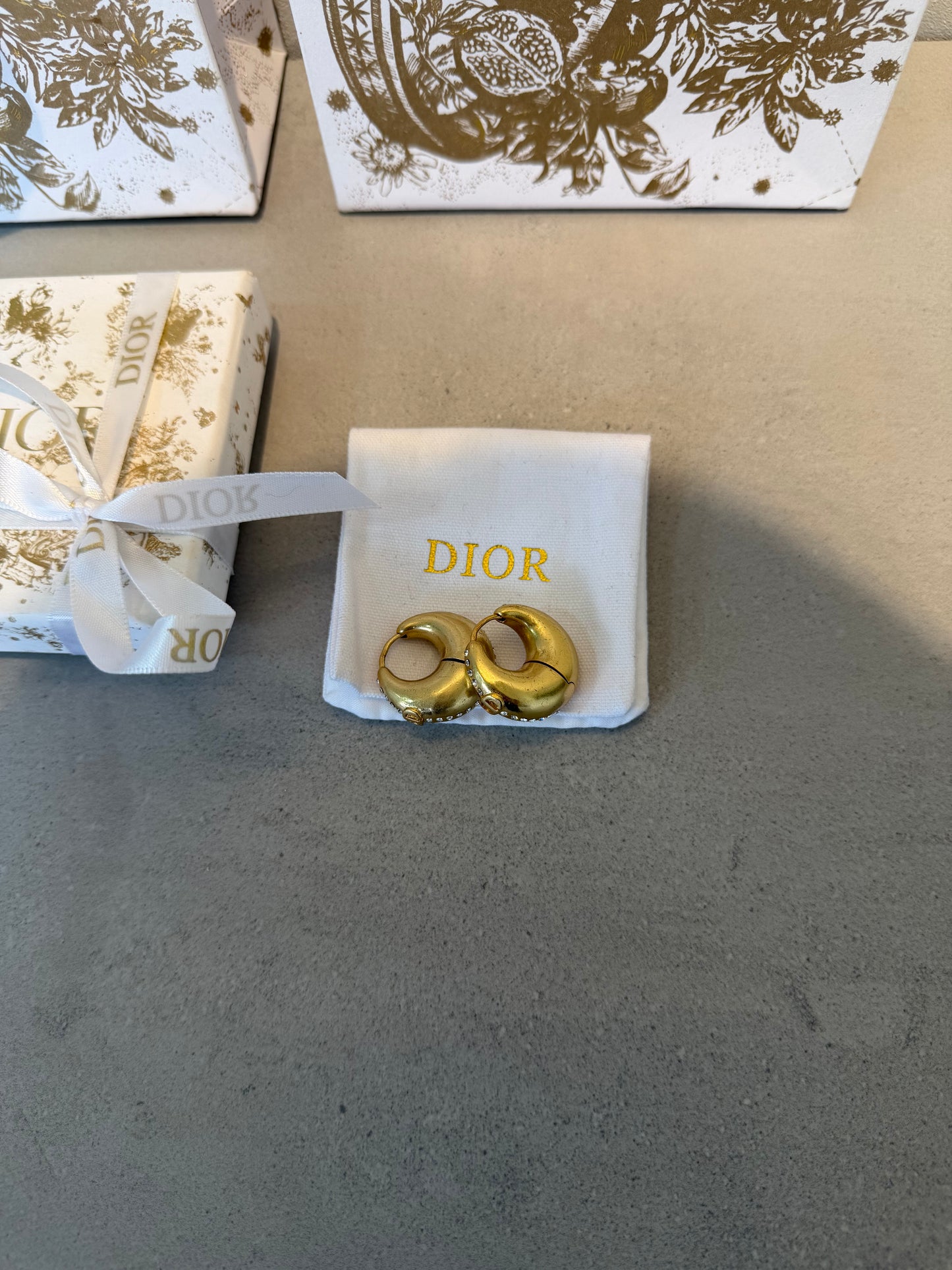 Aretes CD Argollas Doradas – Estilo Clásico y Sofisticado