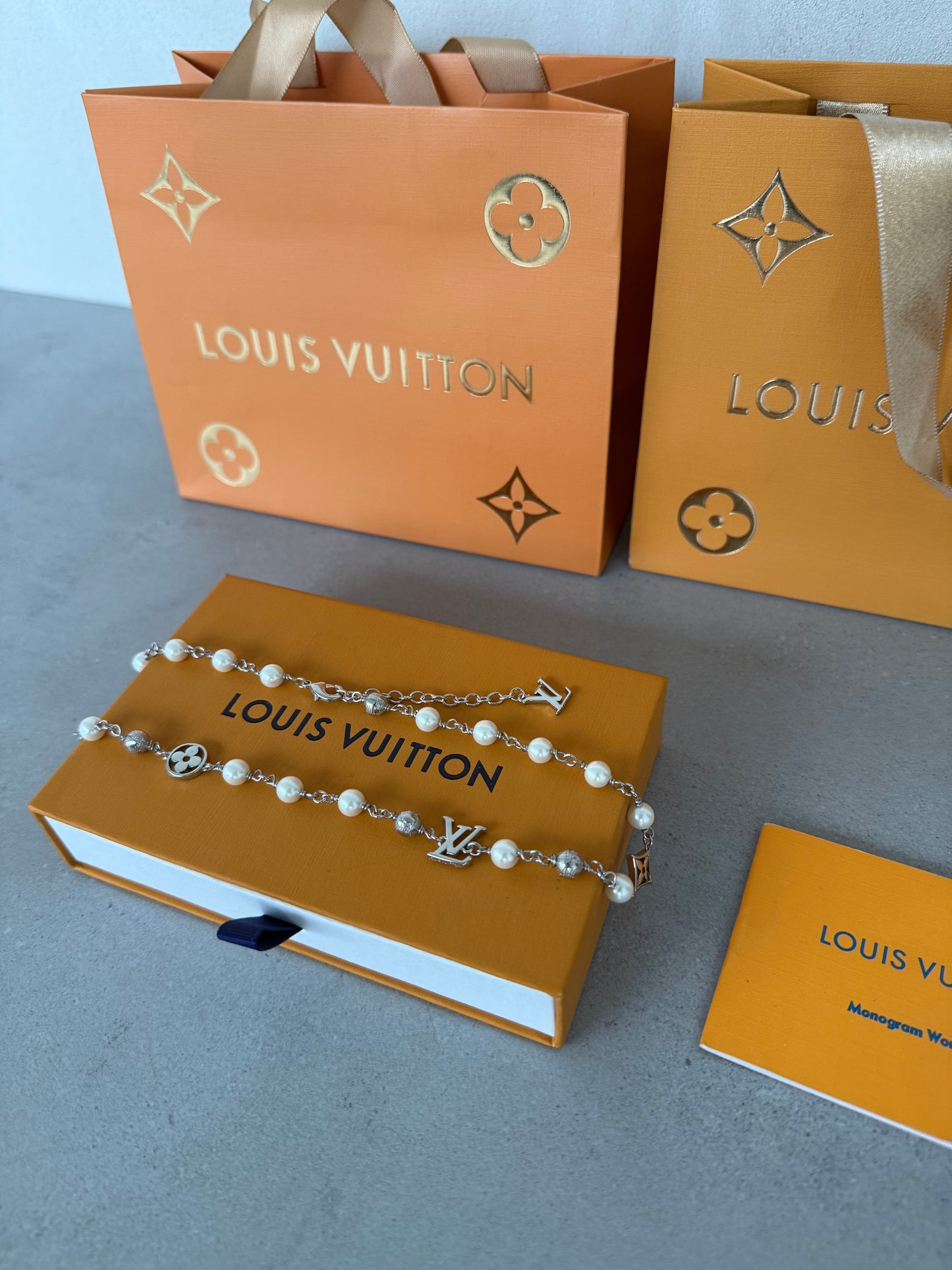 Collar LV perlas con plateado