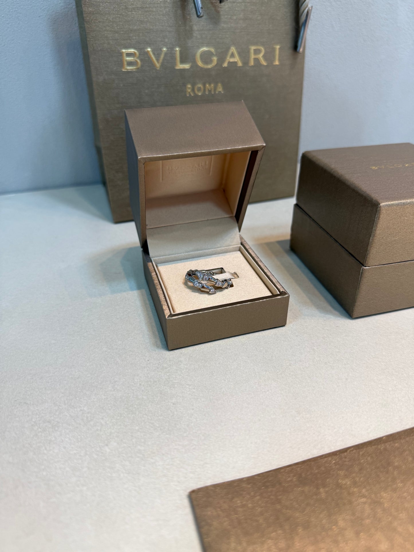 Anillo BLG plateado con cristales PEDIENTE TALLAS