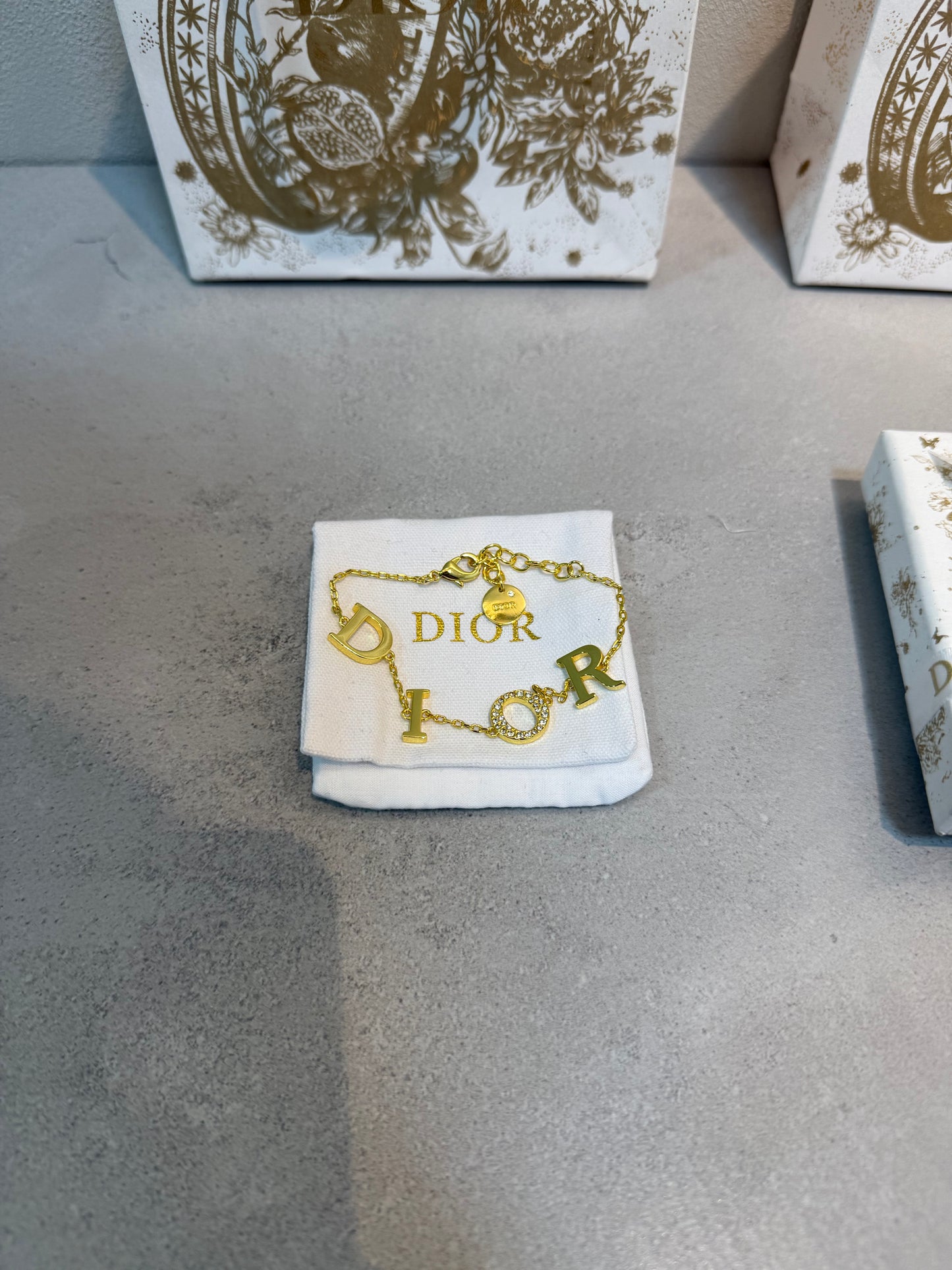 Pulsera CD Logo Grande – Estilo Iconográfico y Sofisticado