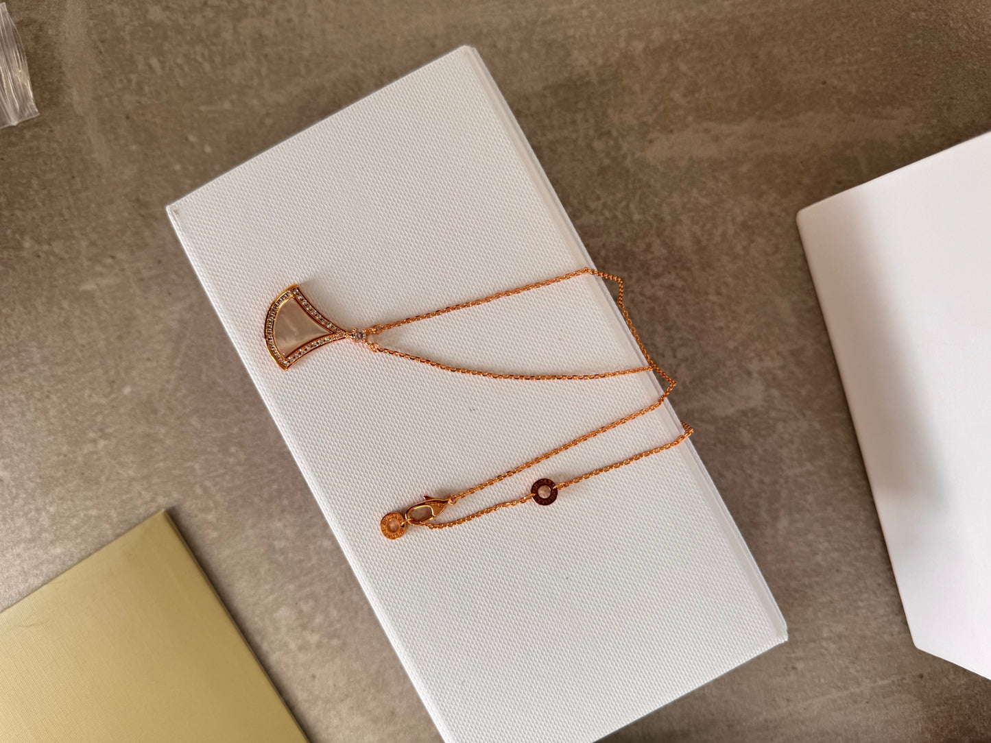 Collar BLG cobre con incrustaciones brillantes -5270