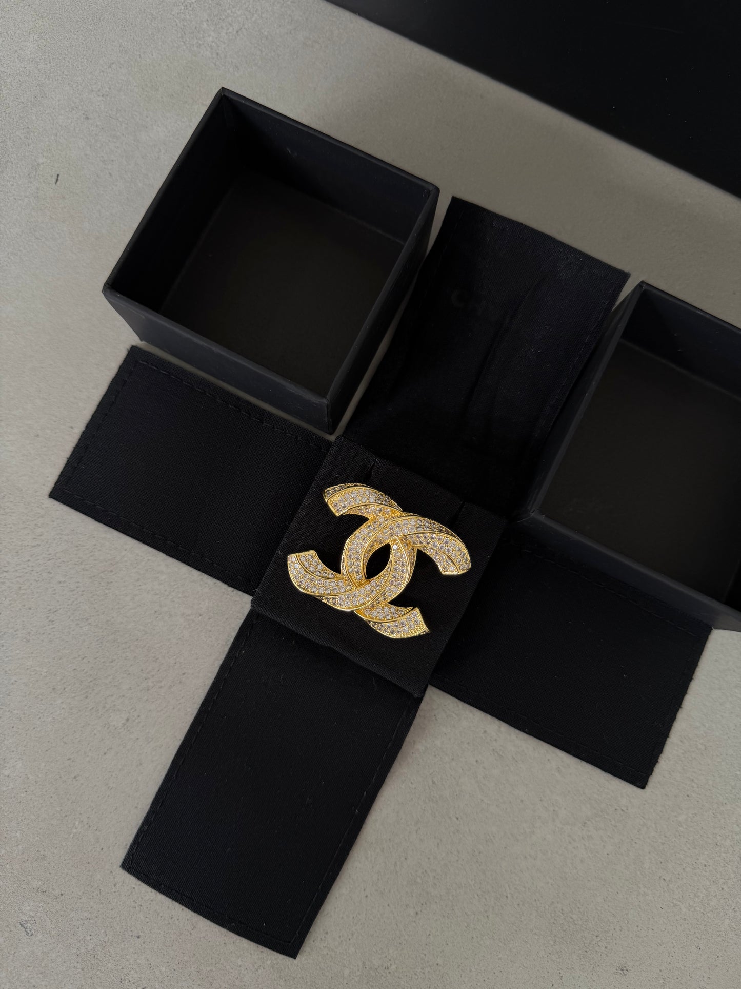 Broches CC dorado -5118