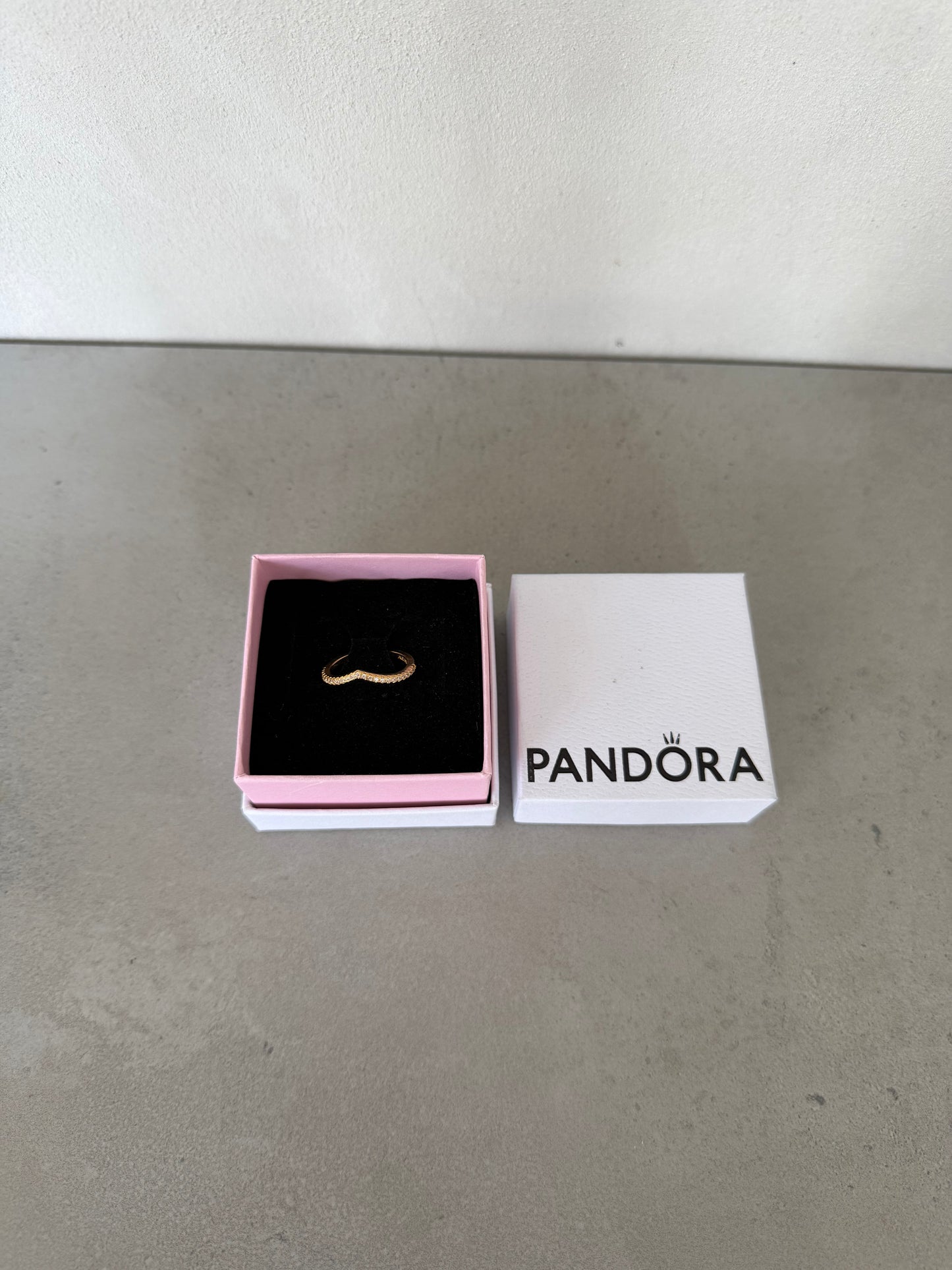Anillo PAND dorado triangulo con zirconias -5410