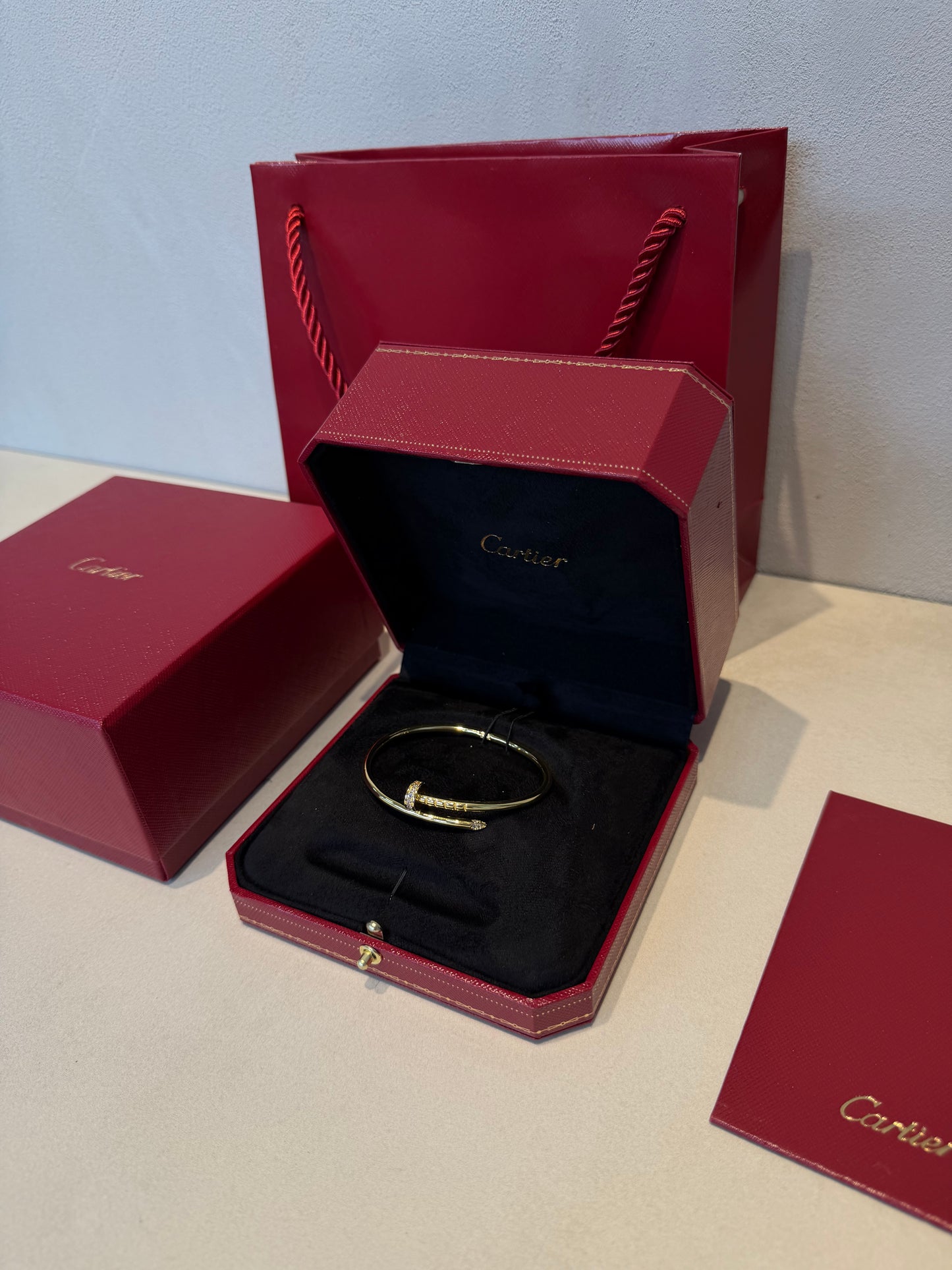 Pulsera CRT -JC- Dorada con diamantes con cierre -5150
