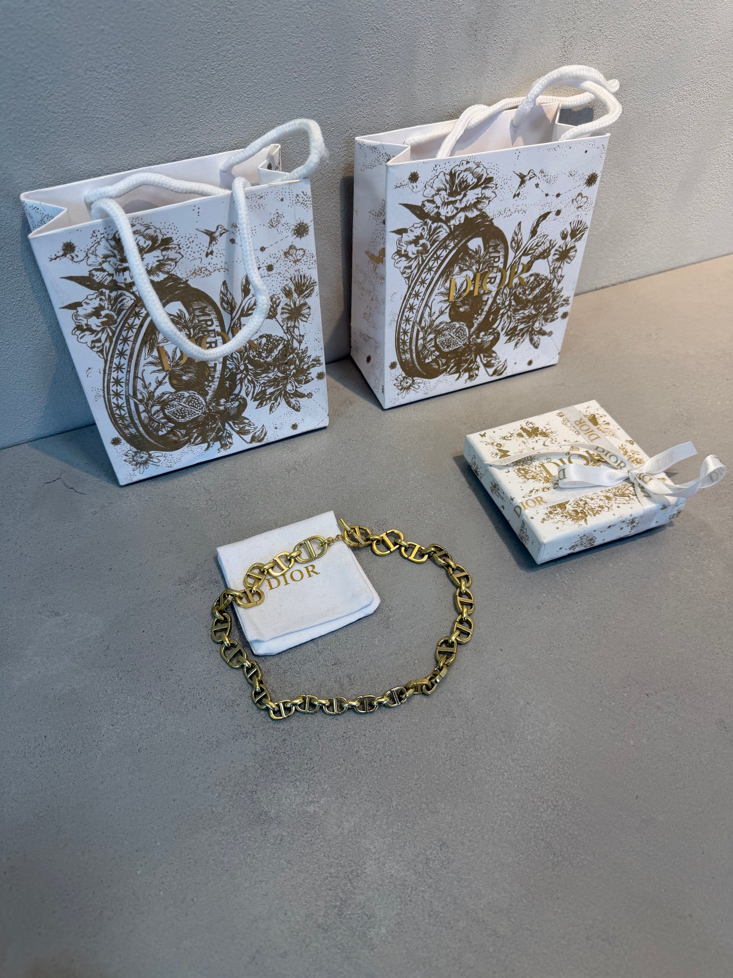 Collar CD Logos Dorado – Estilo Sofisticado -5034