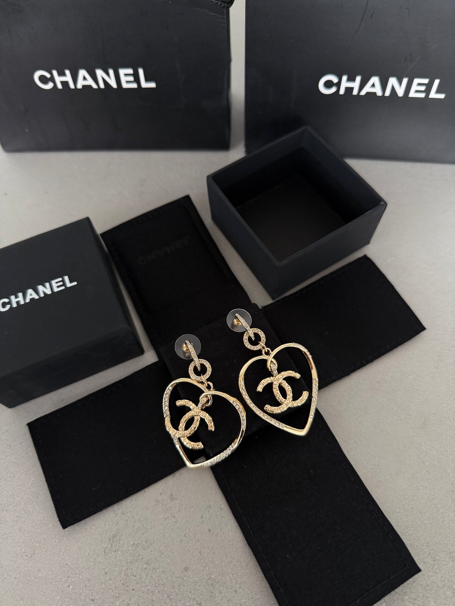 Aretes CC corazón y logo dorados