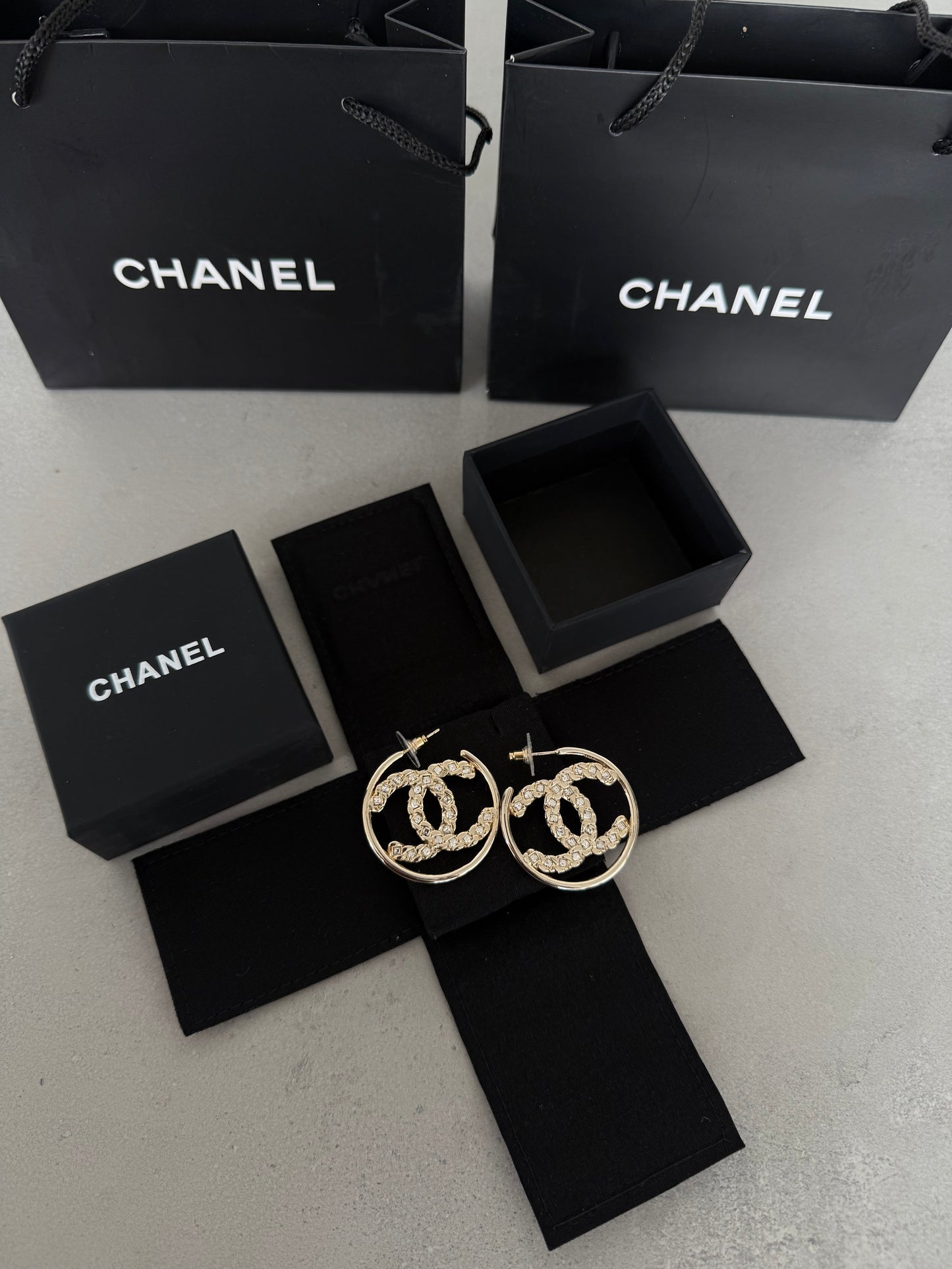 Aretes CC logo circular con incrustaciones brillantes