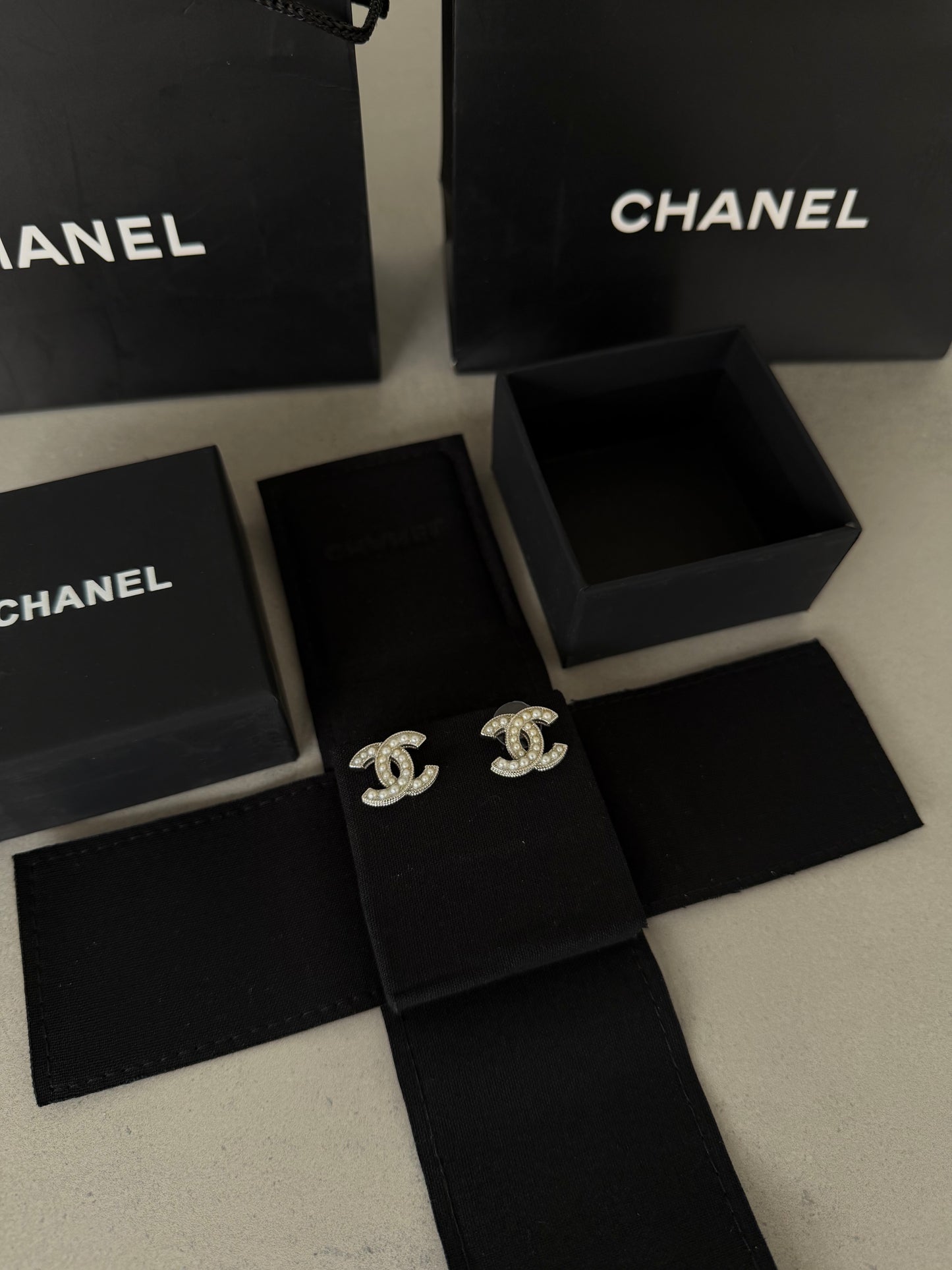 Aretes CC plateado y perlas