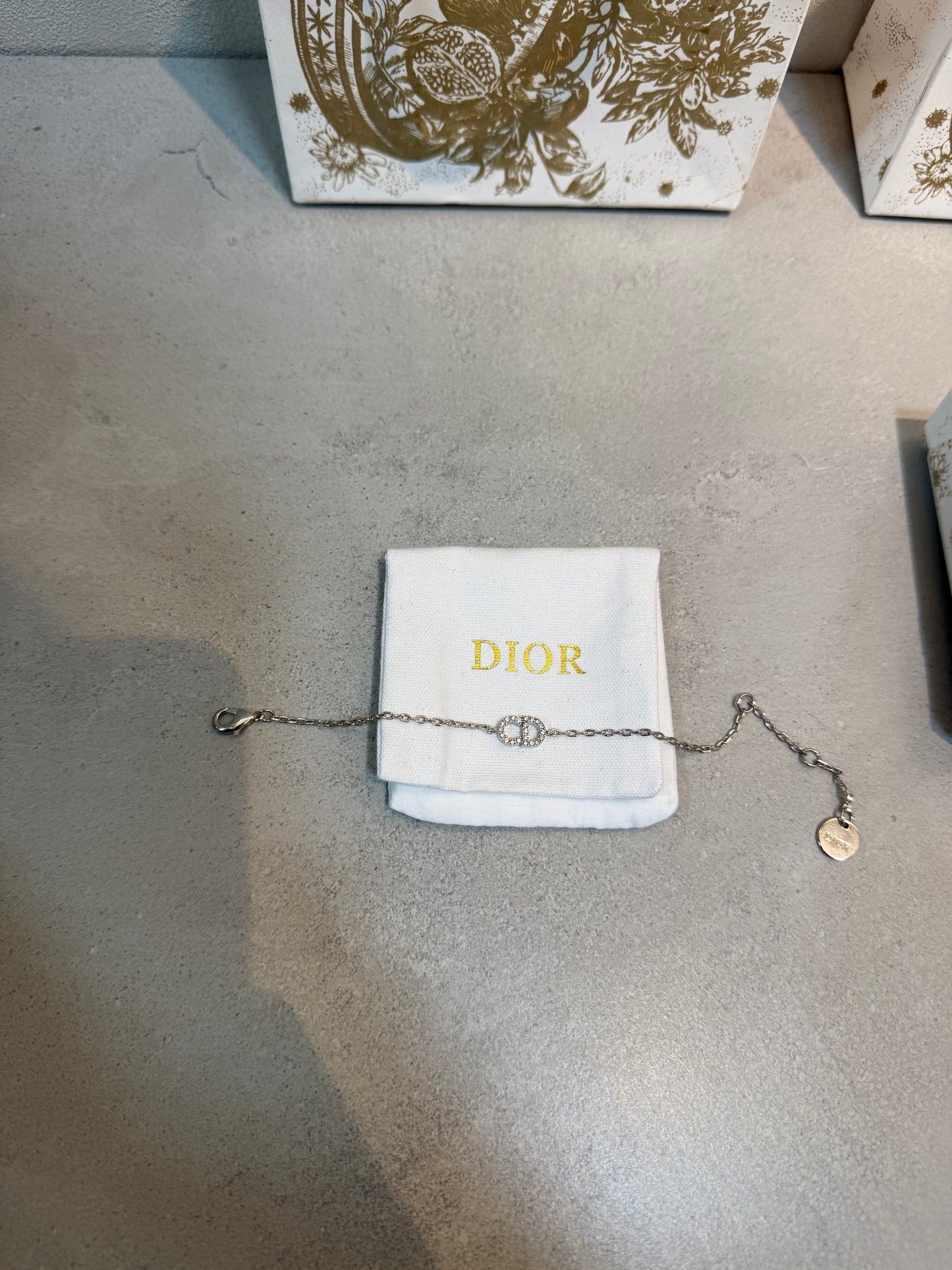 Pulsera CD Plateado – Estilo Moderno y Sutil -5056