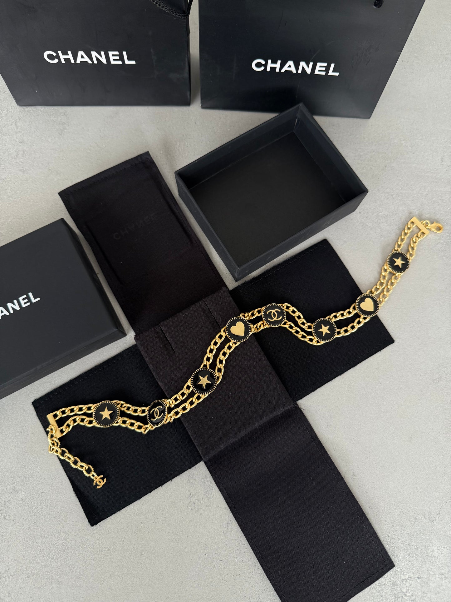 Collar CC negro y dorado