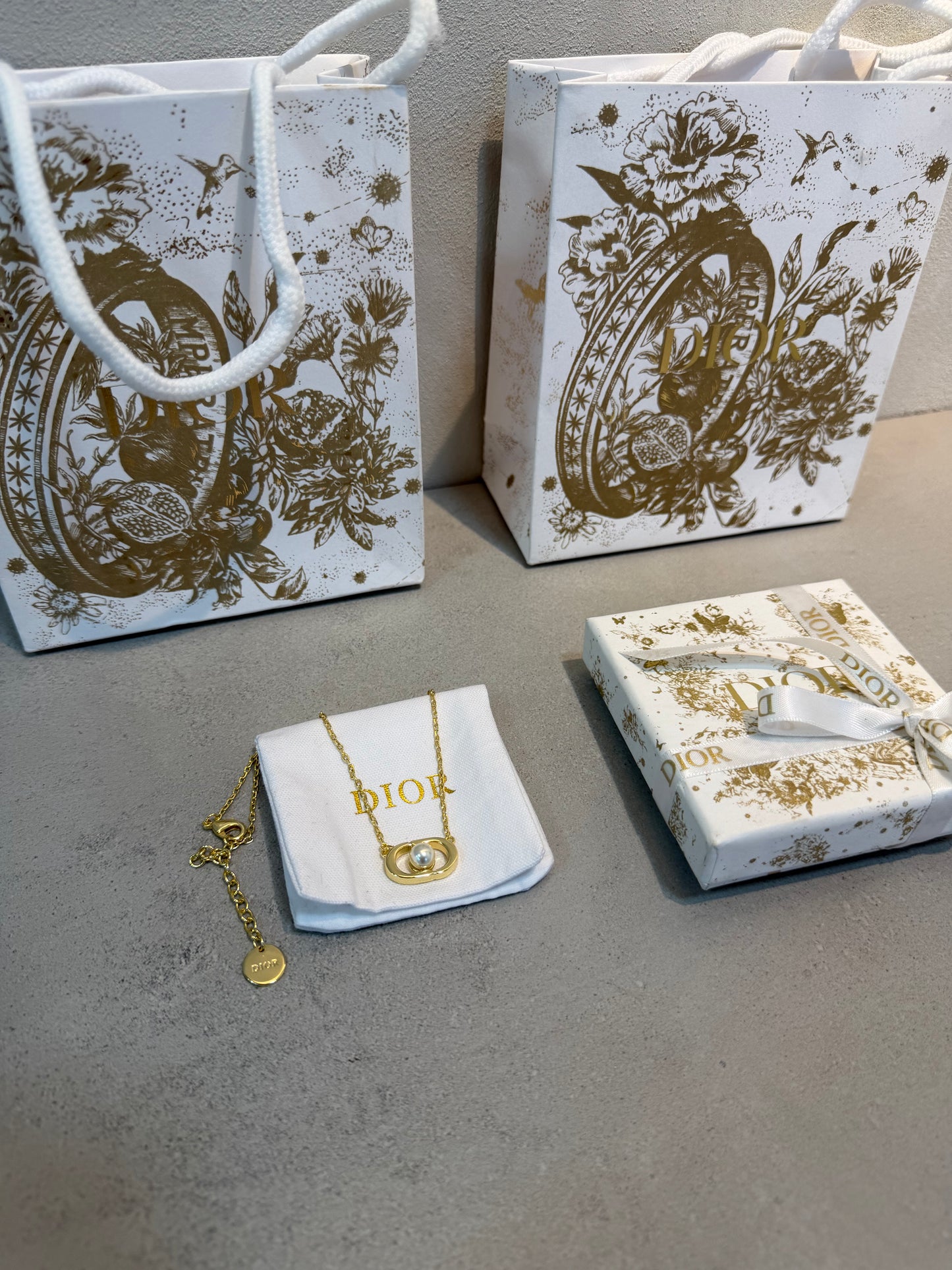 Collar CD logo con perla