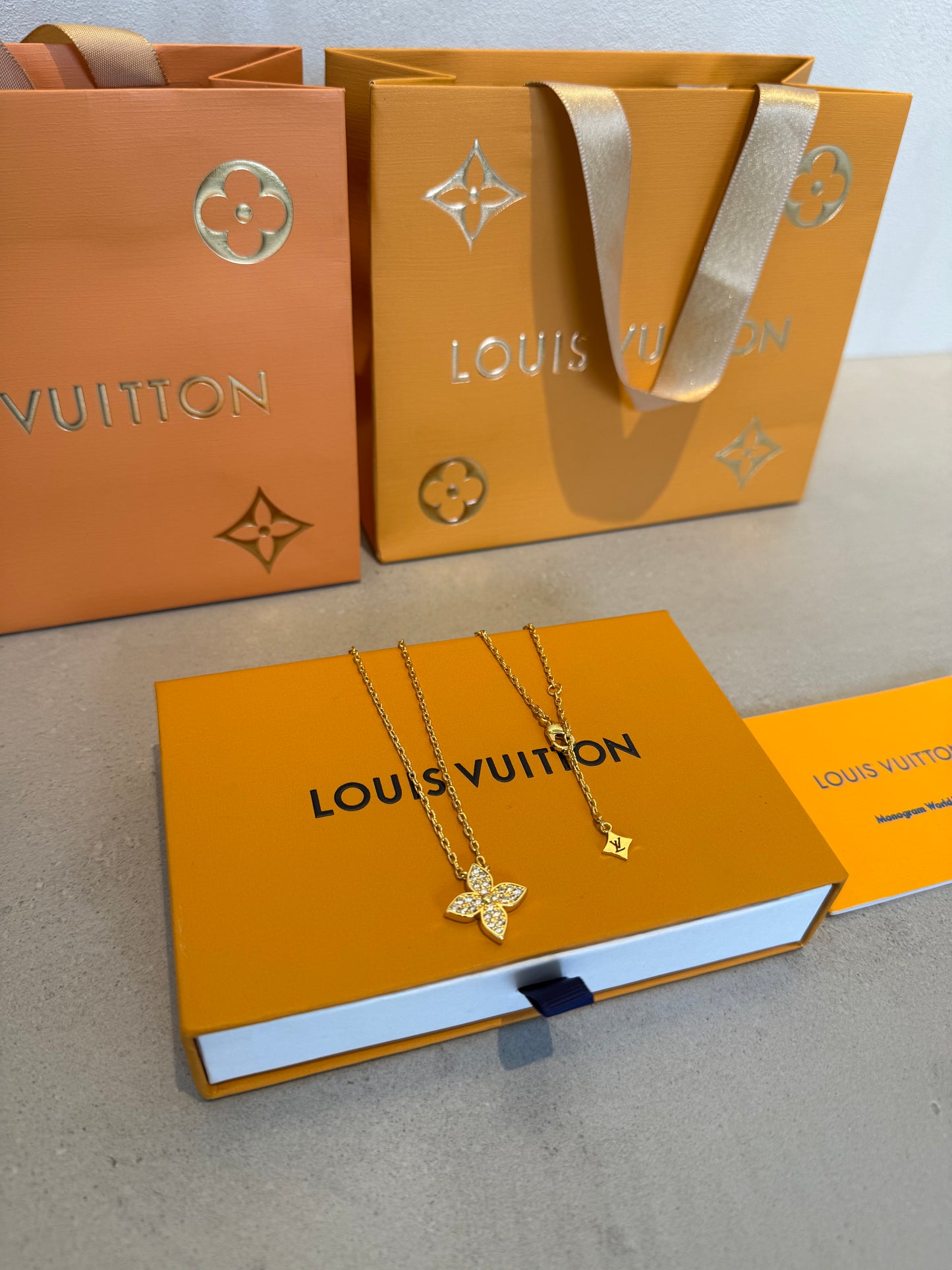 Collar LV logo dorado