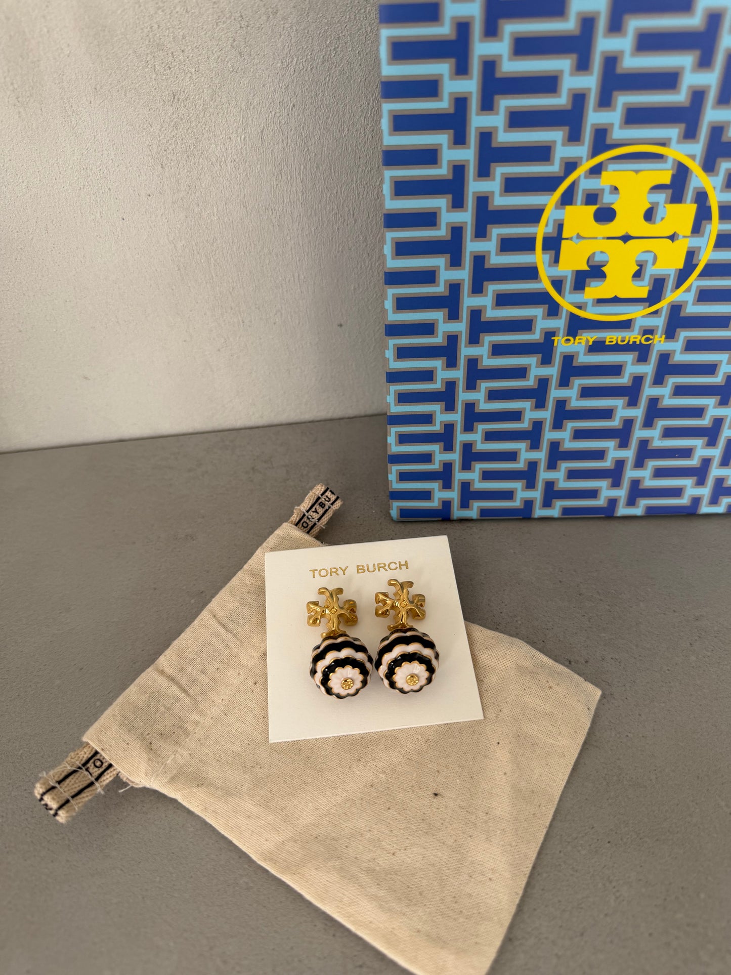 Aretes TB dorados con colgante esférico negro y blanco