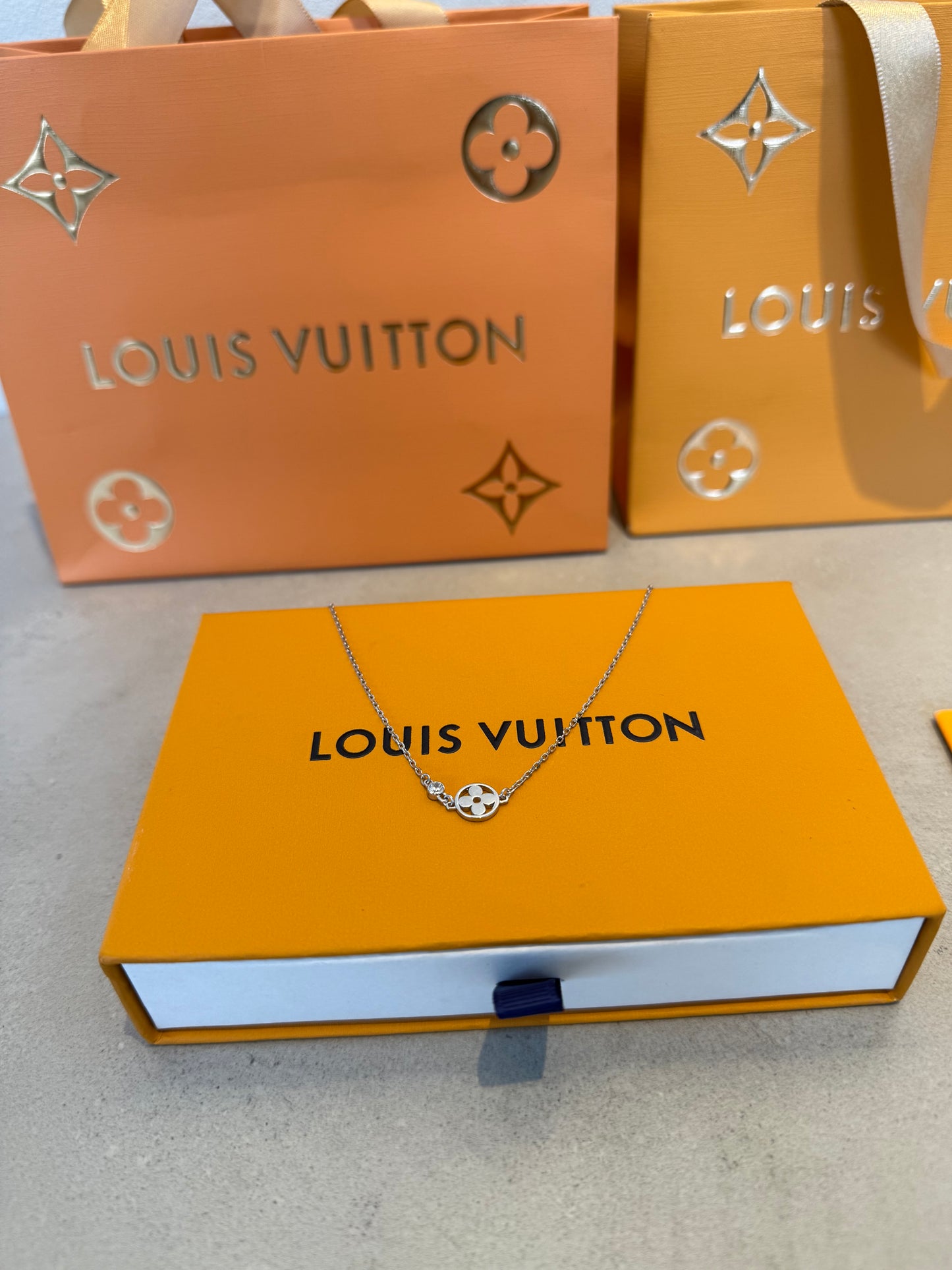 Collar LV logo plateado