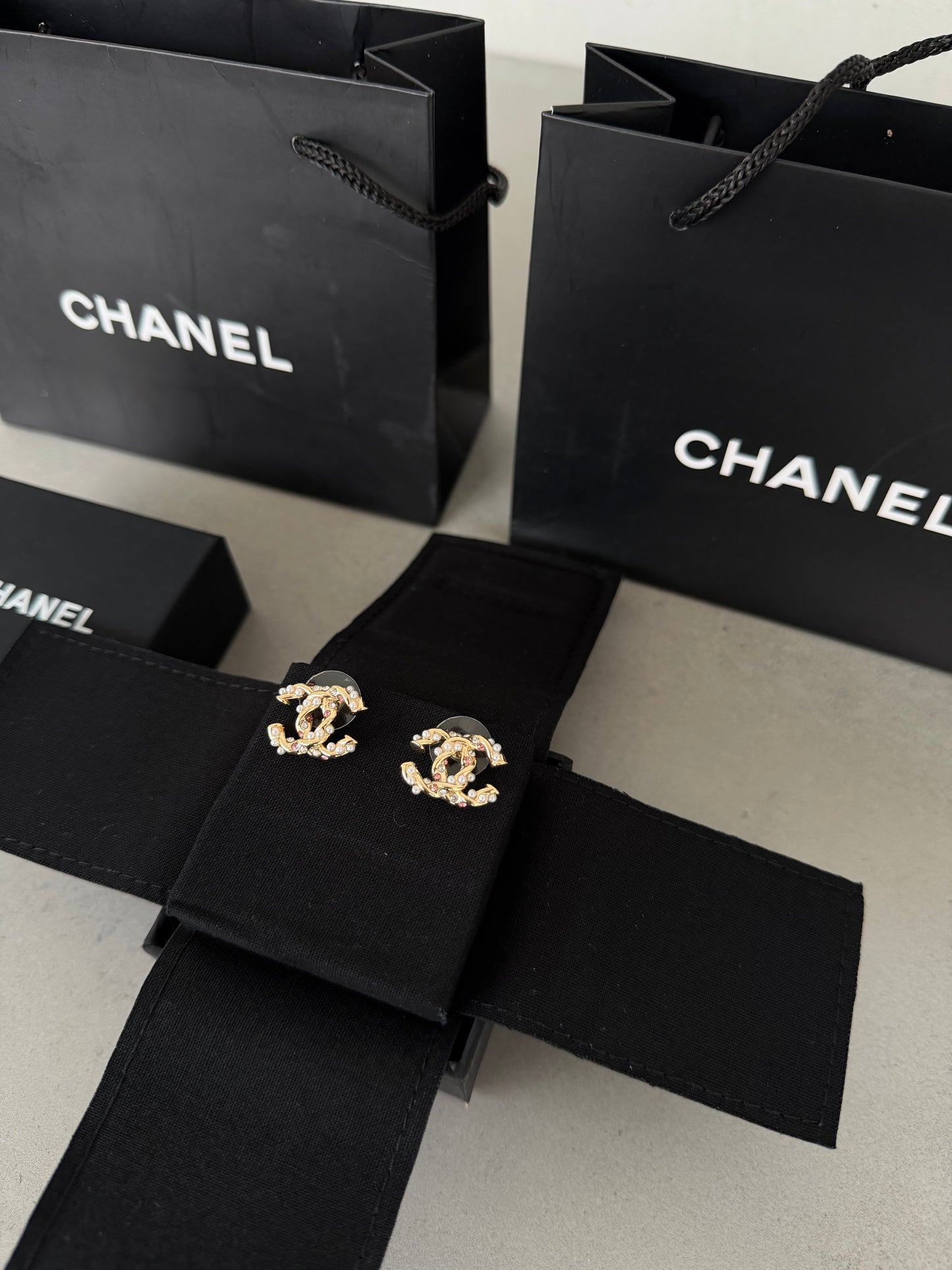 Aretes CC logo dorado