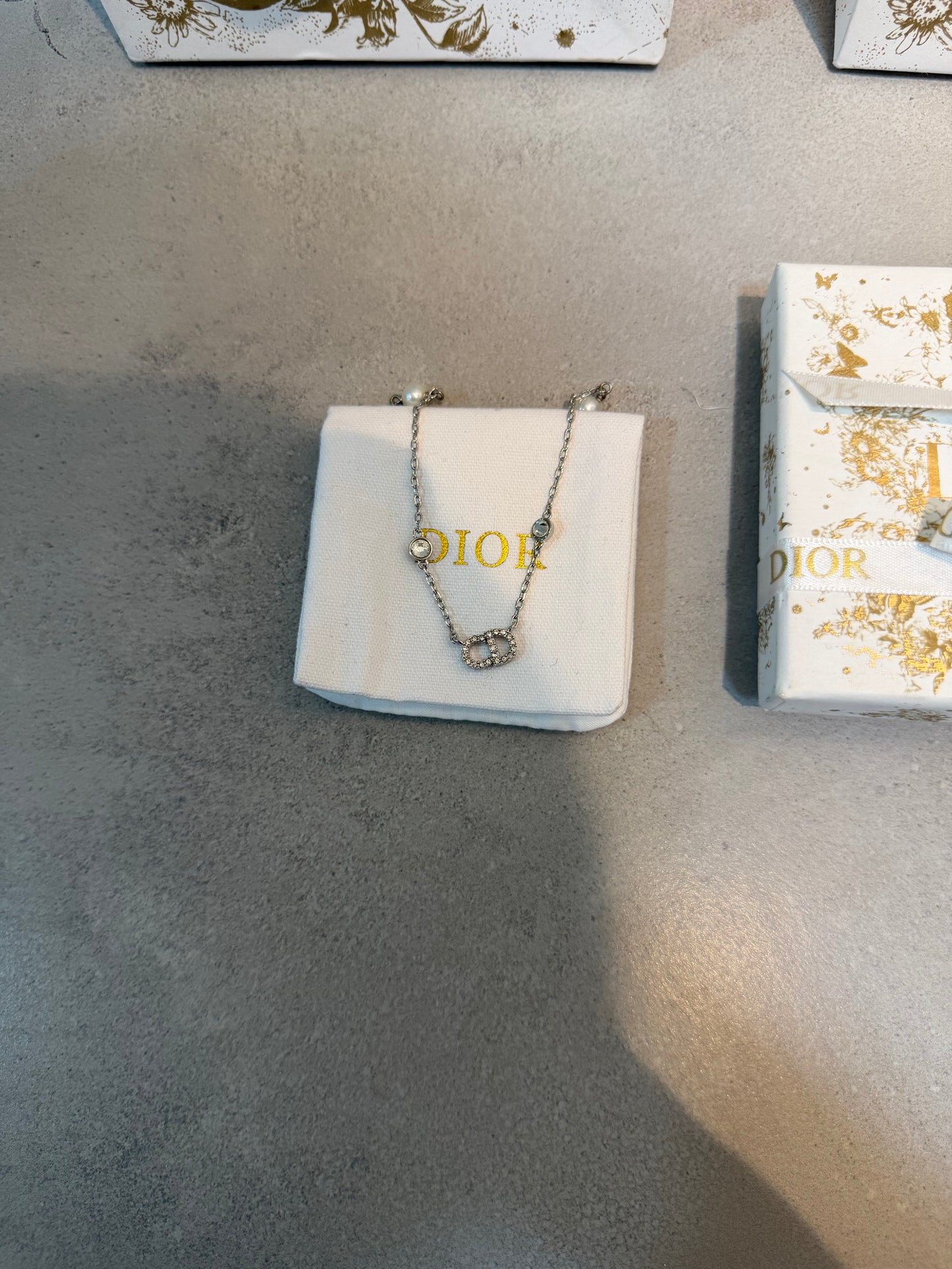 Collar CD Plateado – Brillo Moderno y Sofisticado -5040