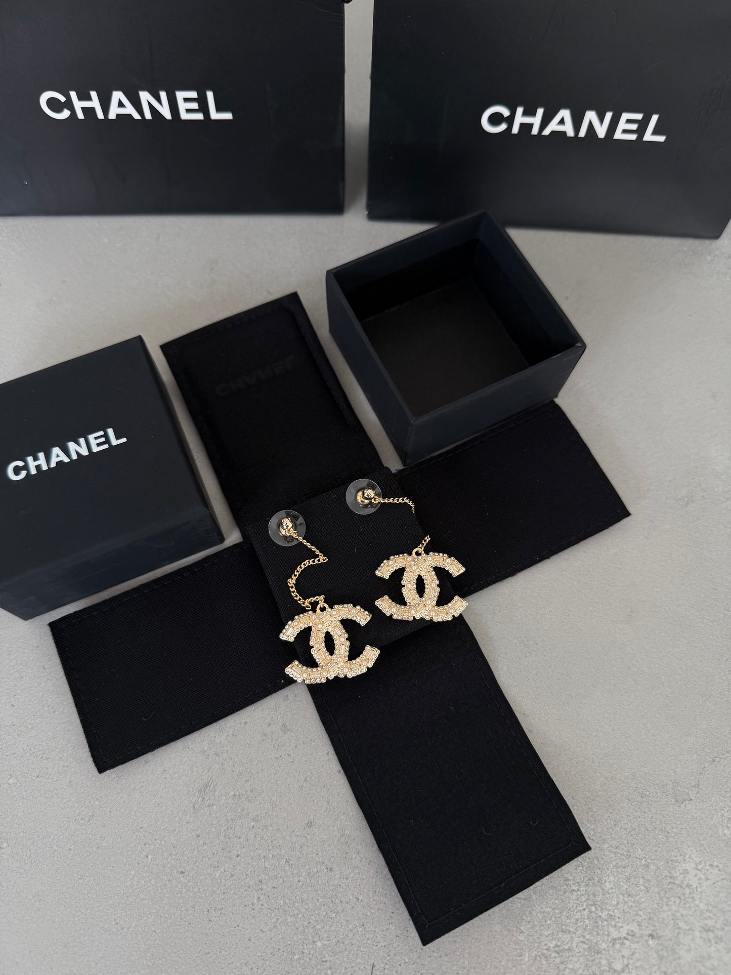 Aretes CC dorados con detalle colgante