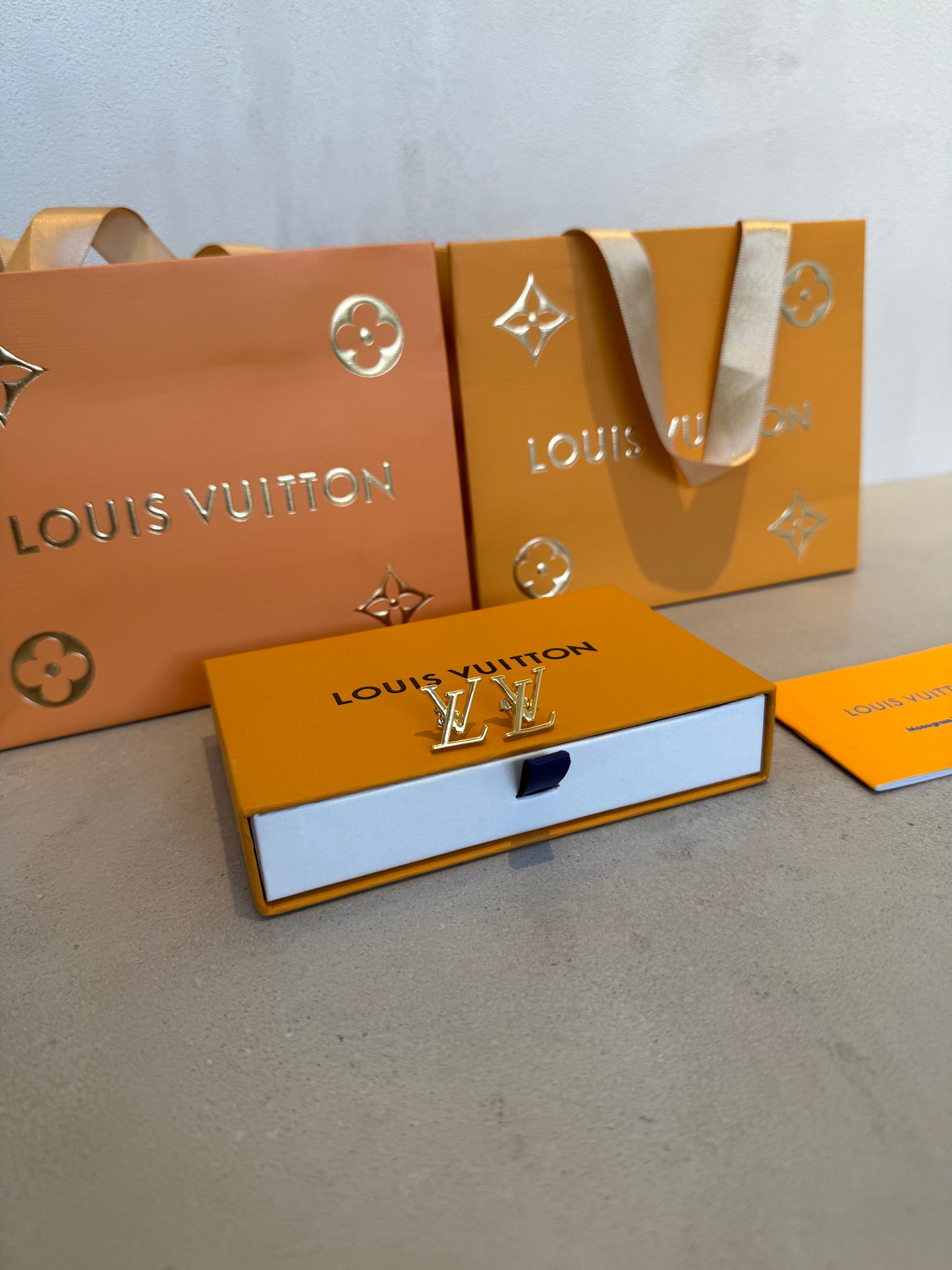 Arete LV dorado logo