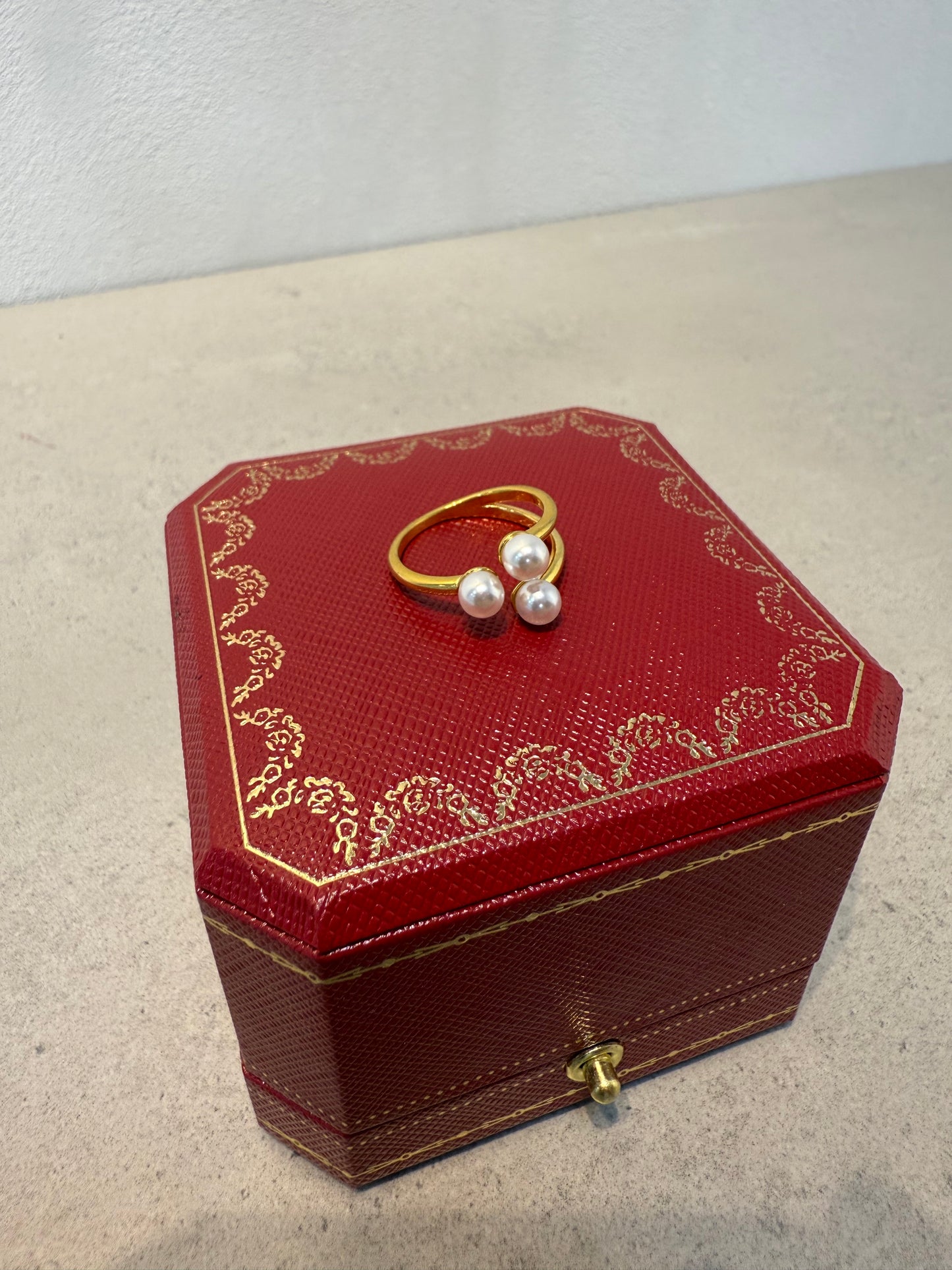 Anillo Pandora dorado con perlas -5253