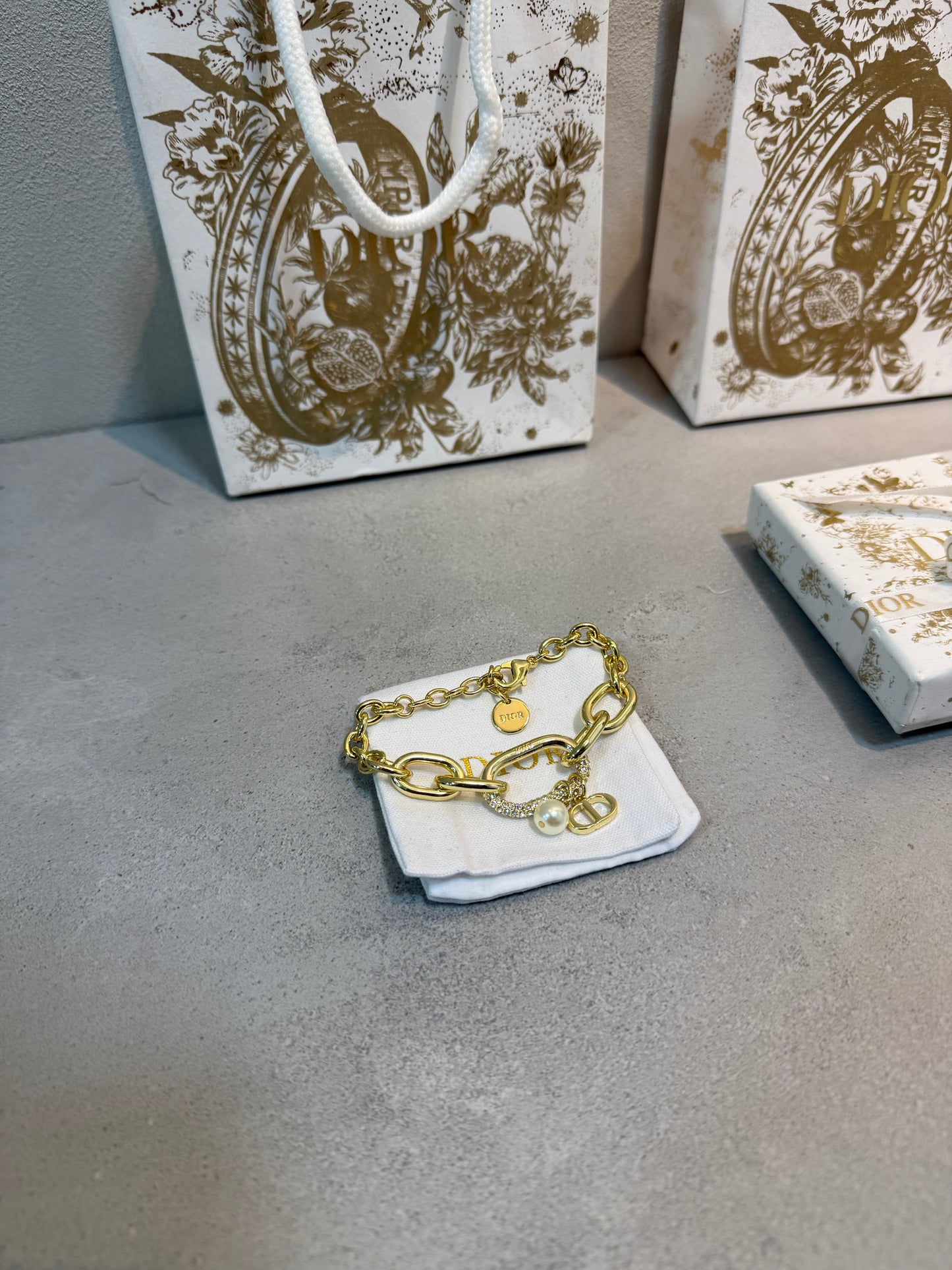 Pulsera CD Perla – Detalle Clásico y Sofisticado -5053