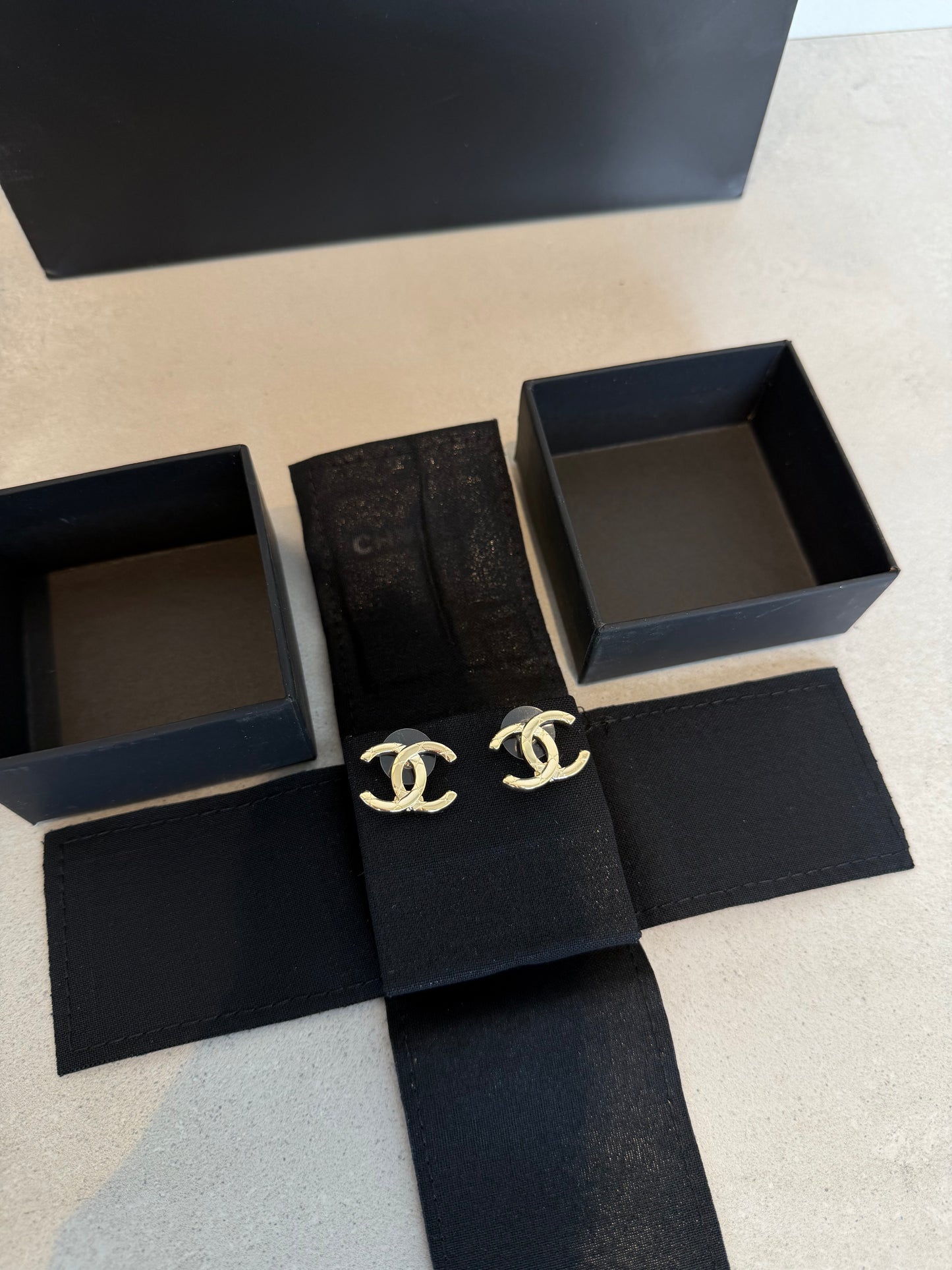 Aretes CC dorado lisos -5080