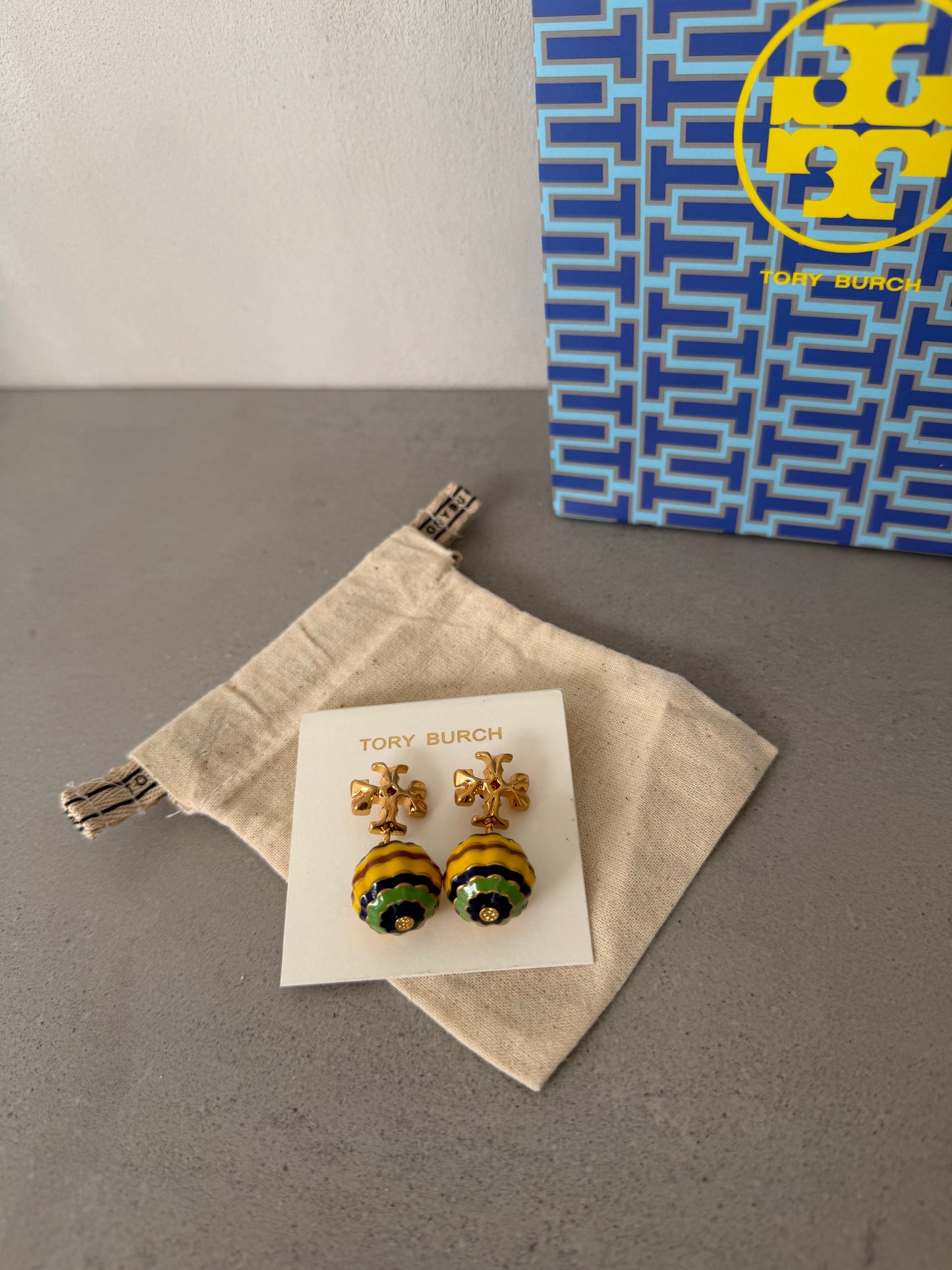 Aretes TB dorados con colgante esférico de colores -5161