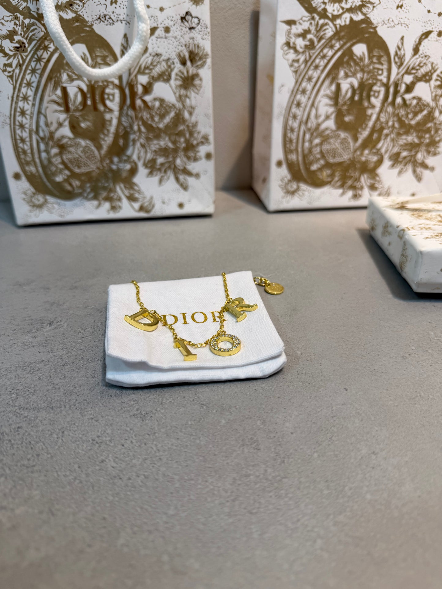 Collar CD Logo Dorado Grande – Estilo Icónico y Audaz -5041