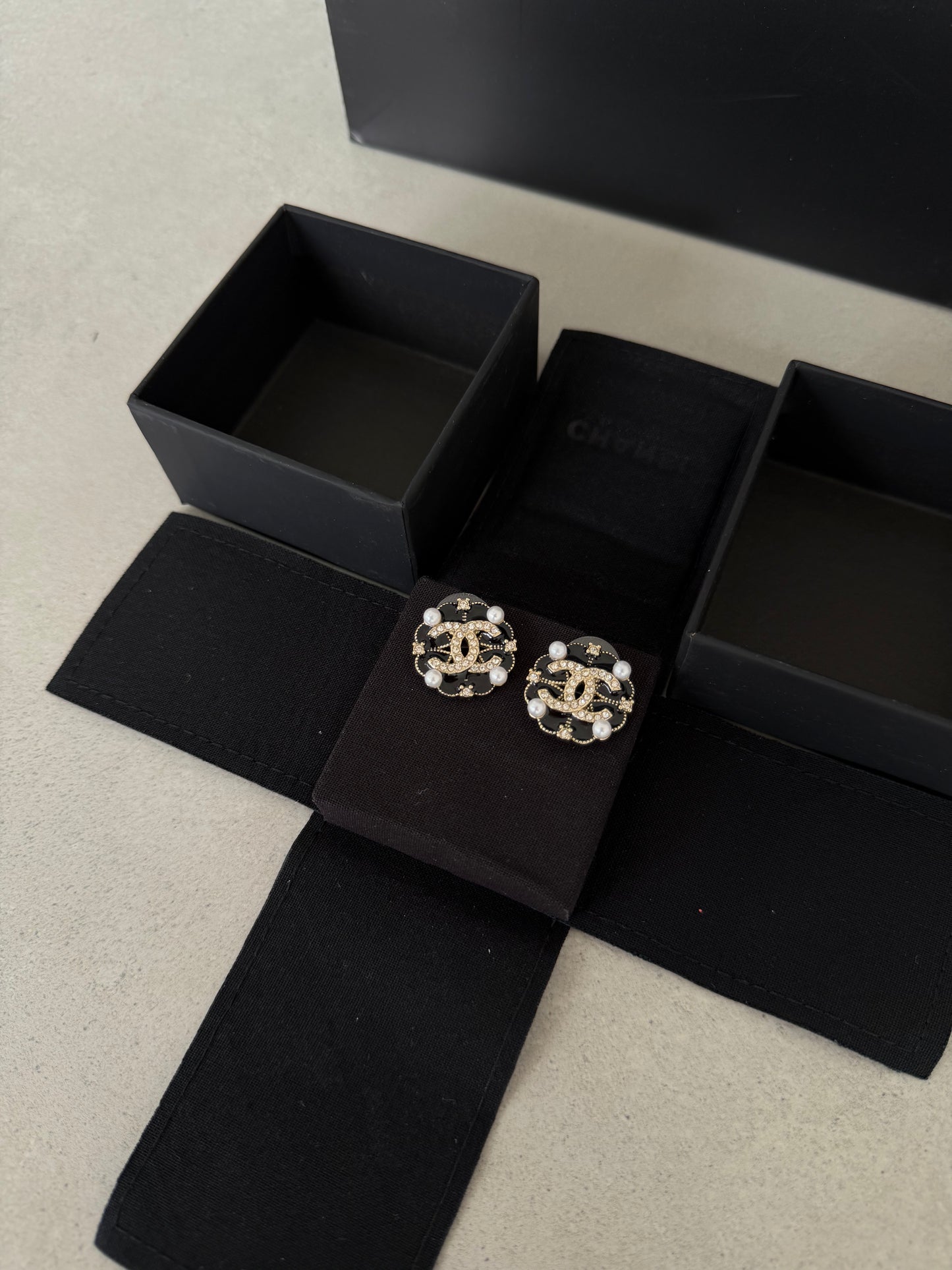 Aretes CC logo perlas y diamantes -5101