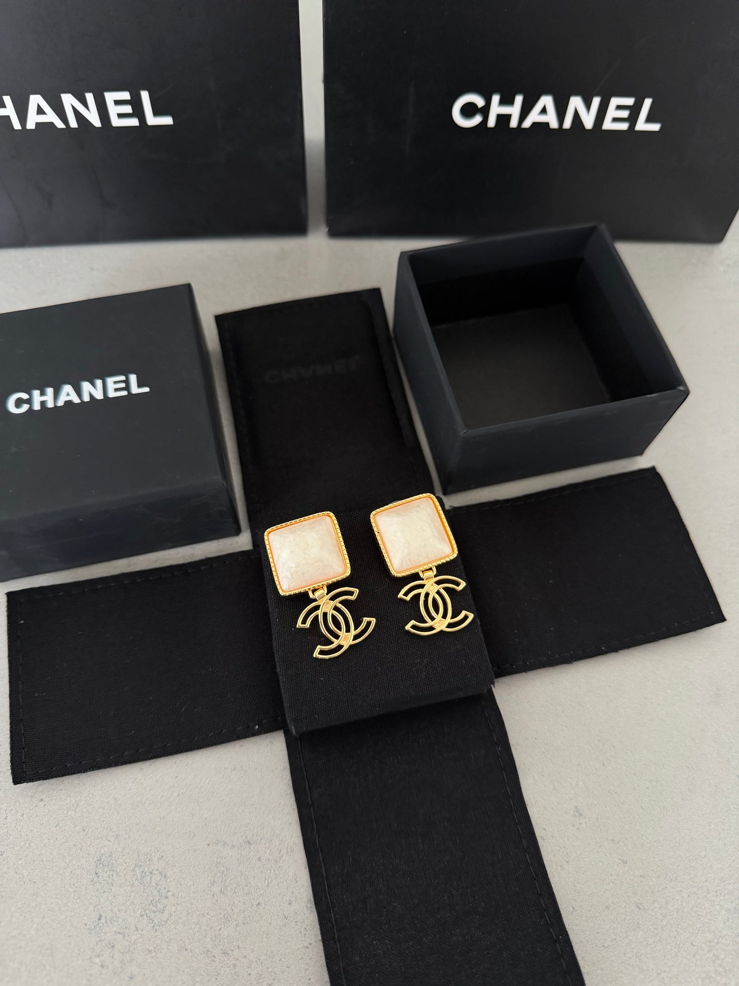 Aretes CC logo blanco -5094