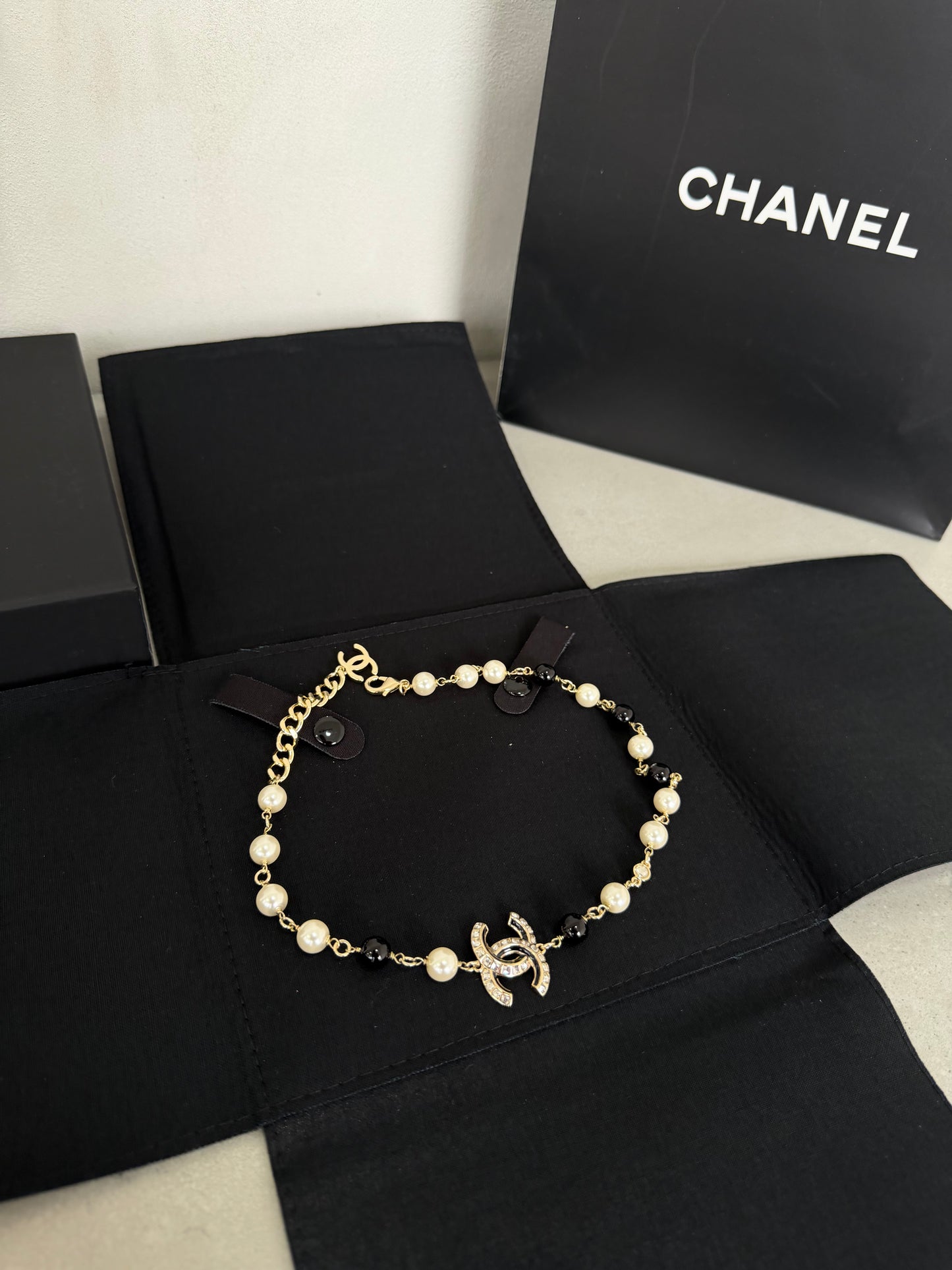 Collar CC perlas + tonos negros -5129