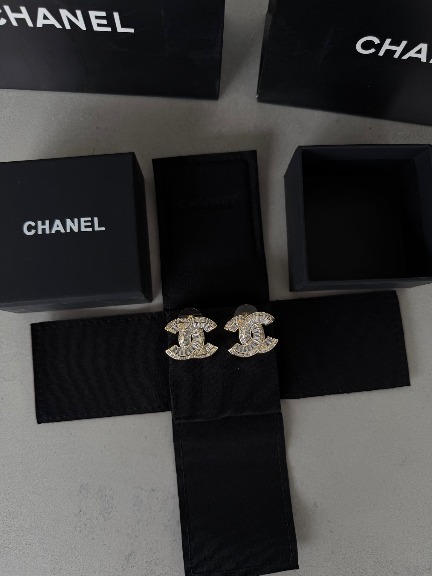 Aretes CC Logo con diamantes