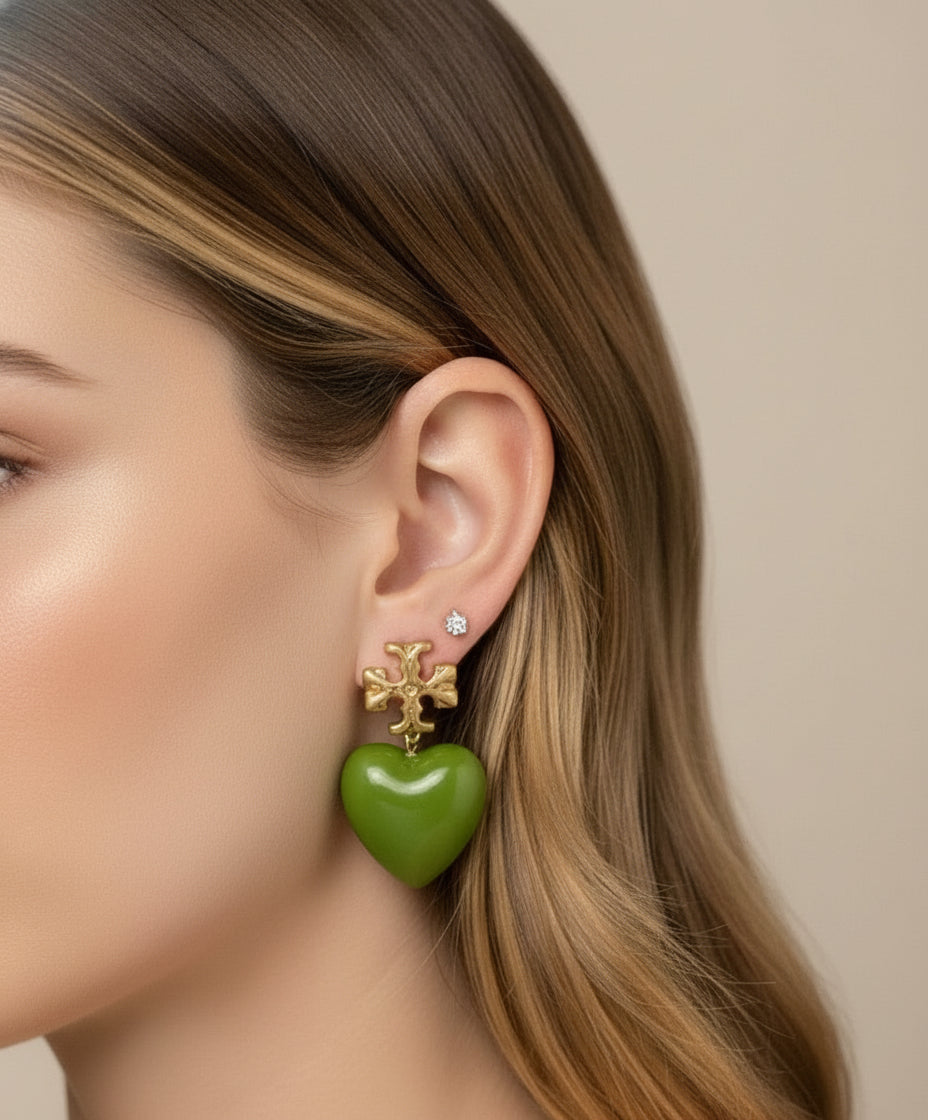 Aretes TB dorados con colgante de corazón verde