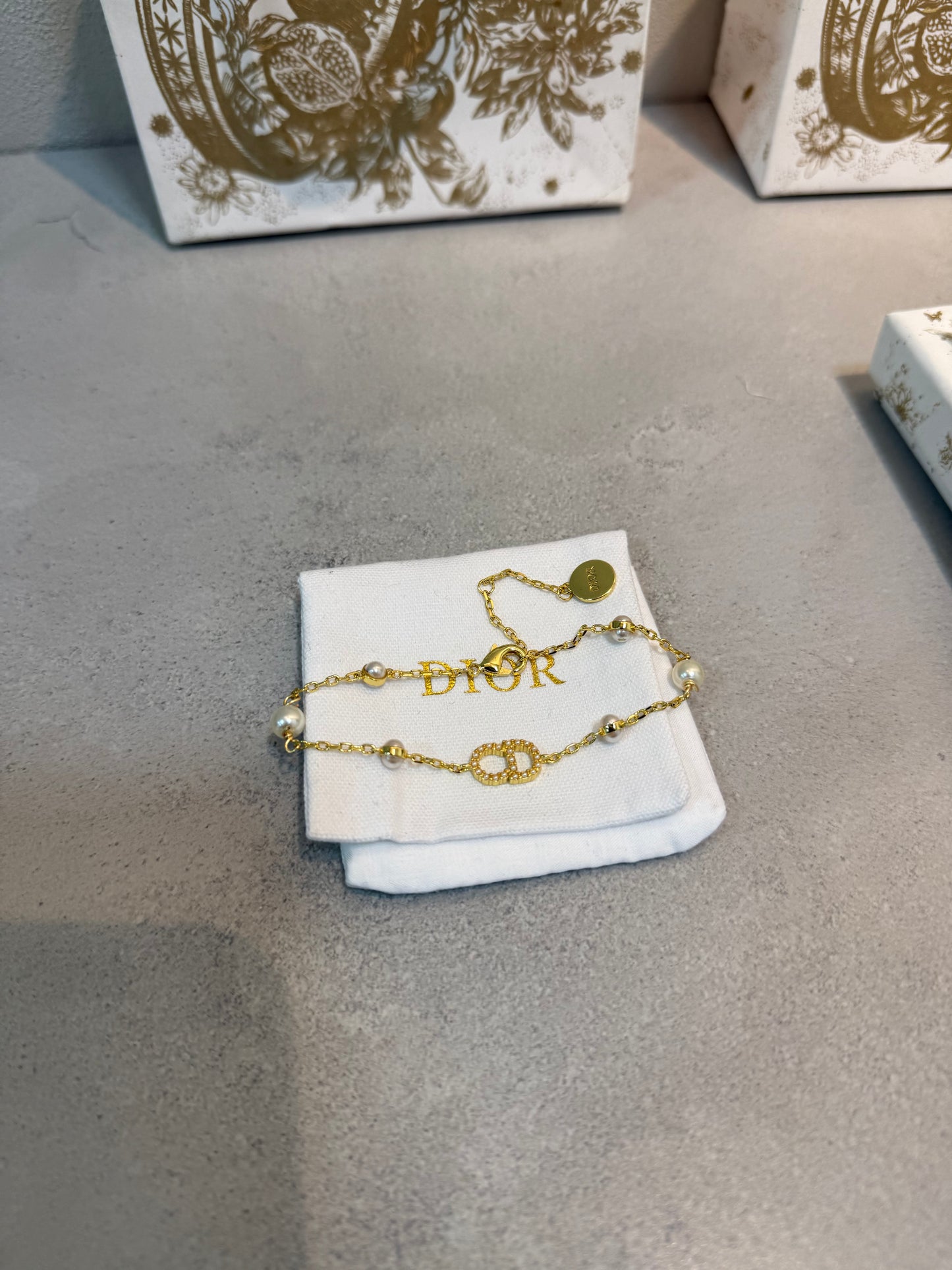 Pulsera CD logo y Perlas