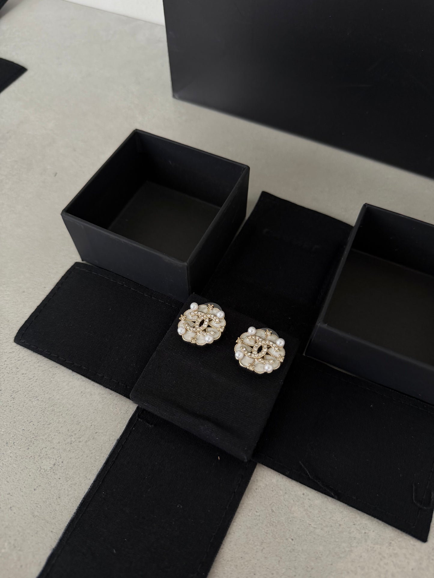 Aretes CC perlas y diamantes