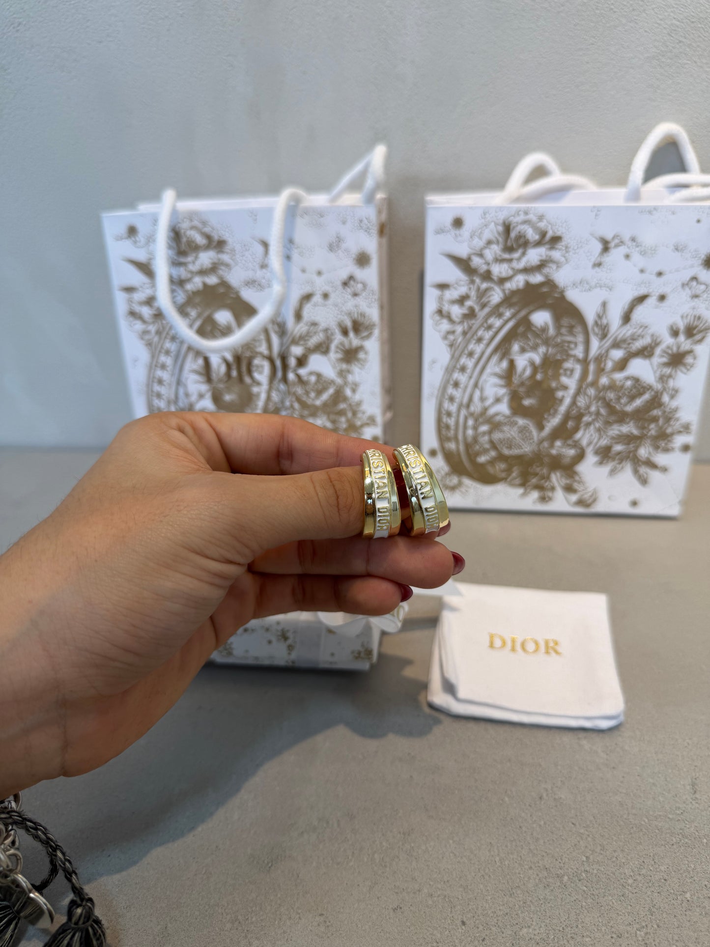 Aretes CD Argolla blanca