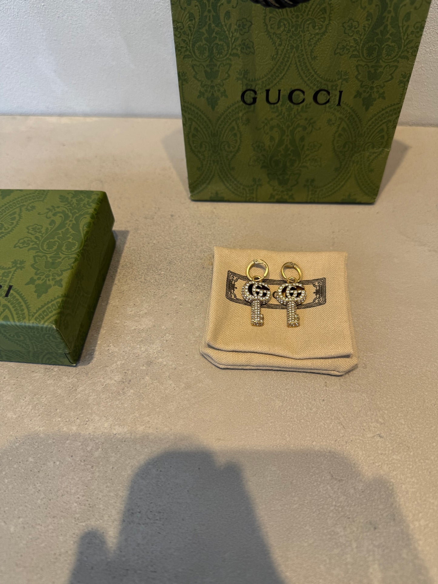 Aretes GG llave con diamantes