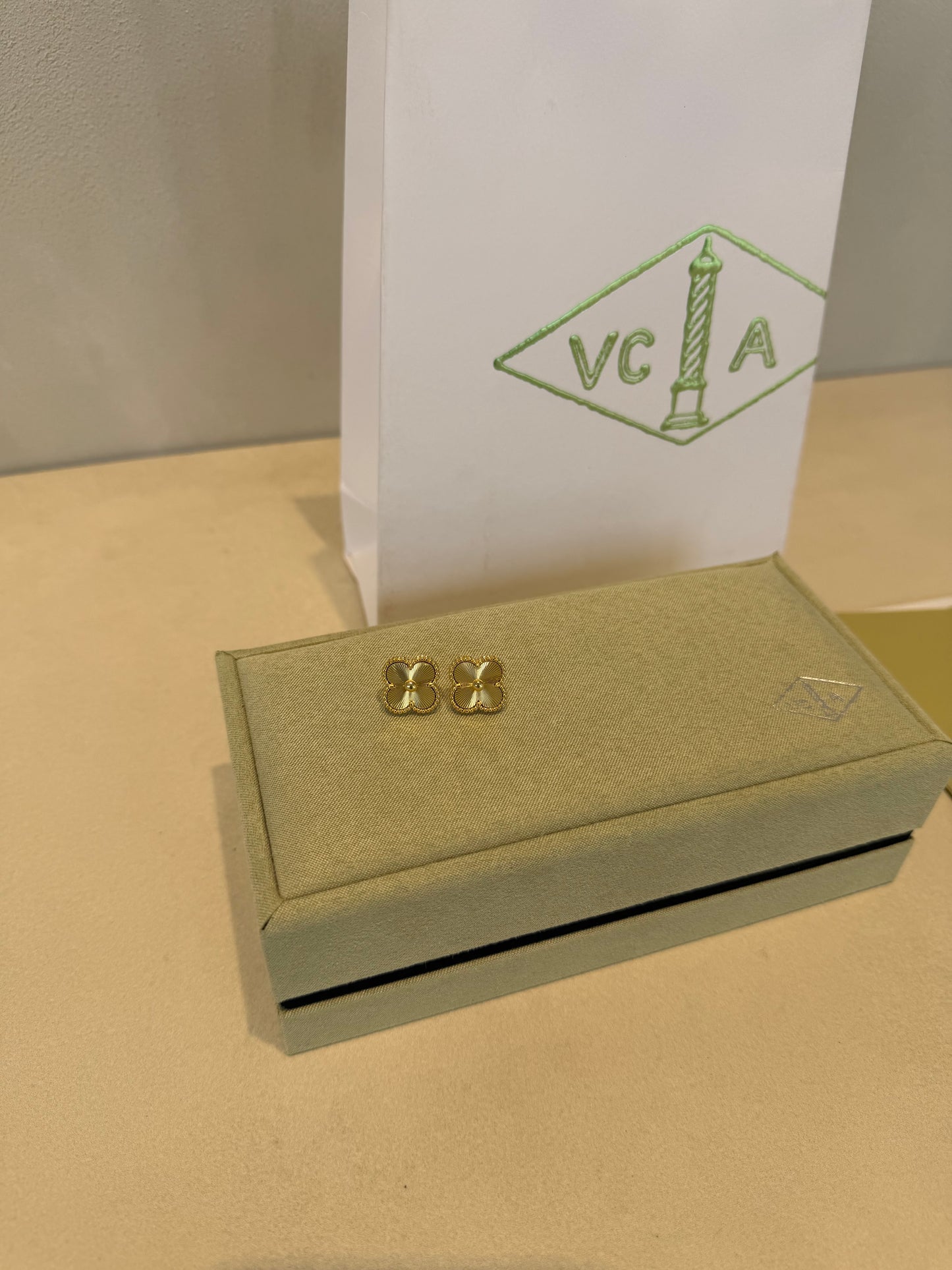 Aretes VCA dorados