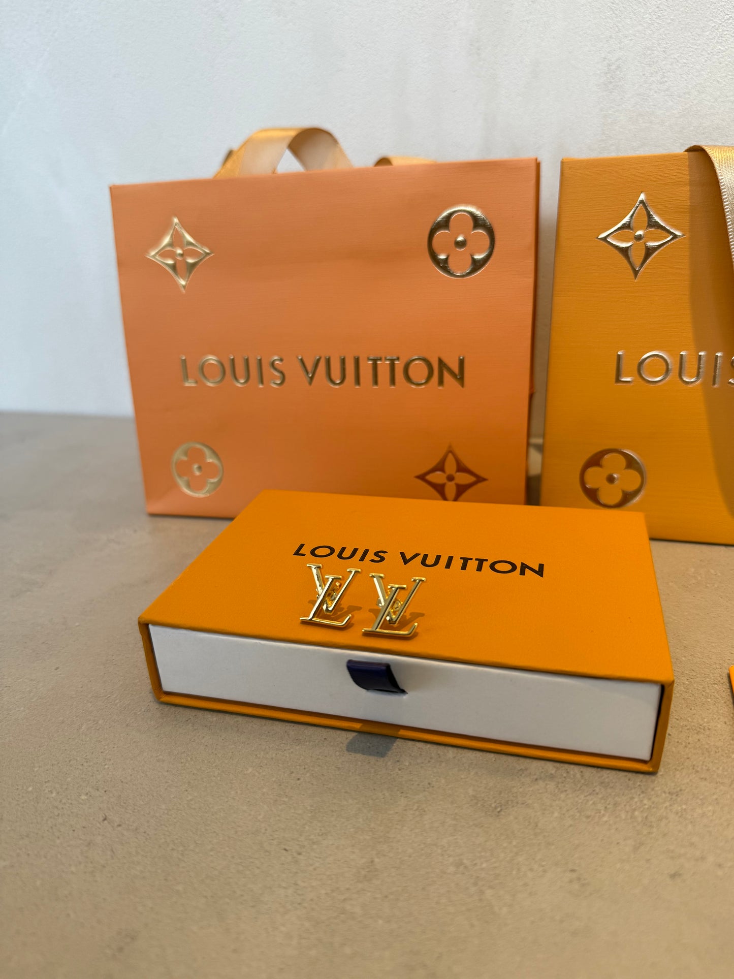 Arete LV dorado logo