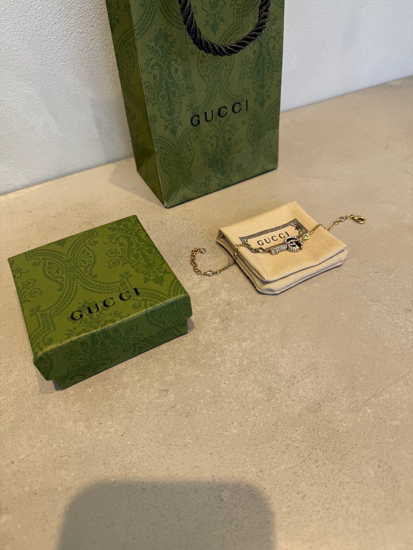 Pulsera GG llave dorada- diamantes blancos