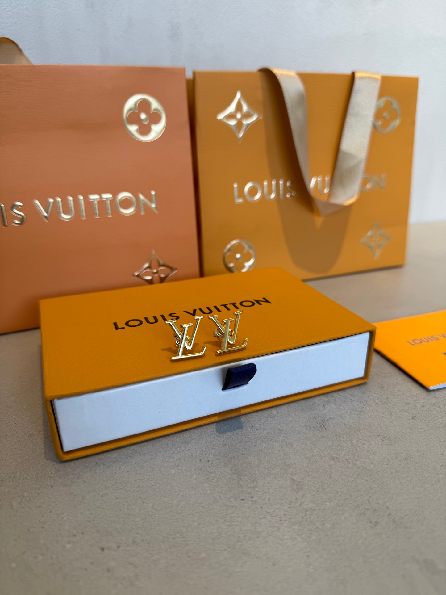 Arete LV dorado logo