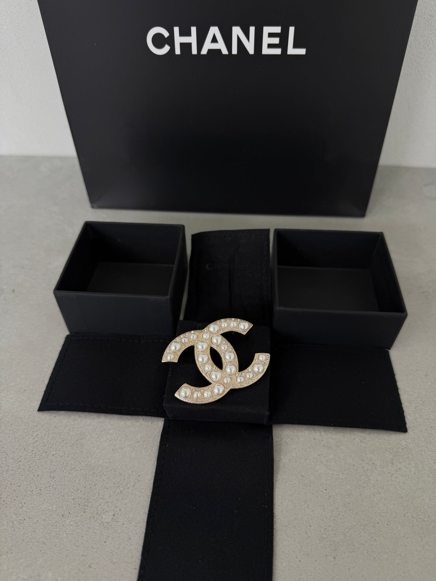 Broches CC perlas - 5474