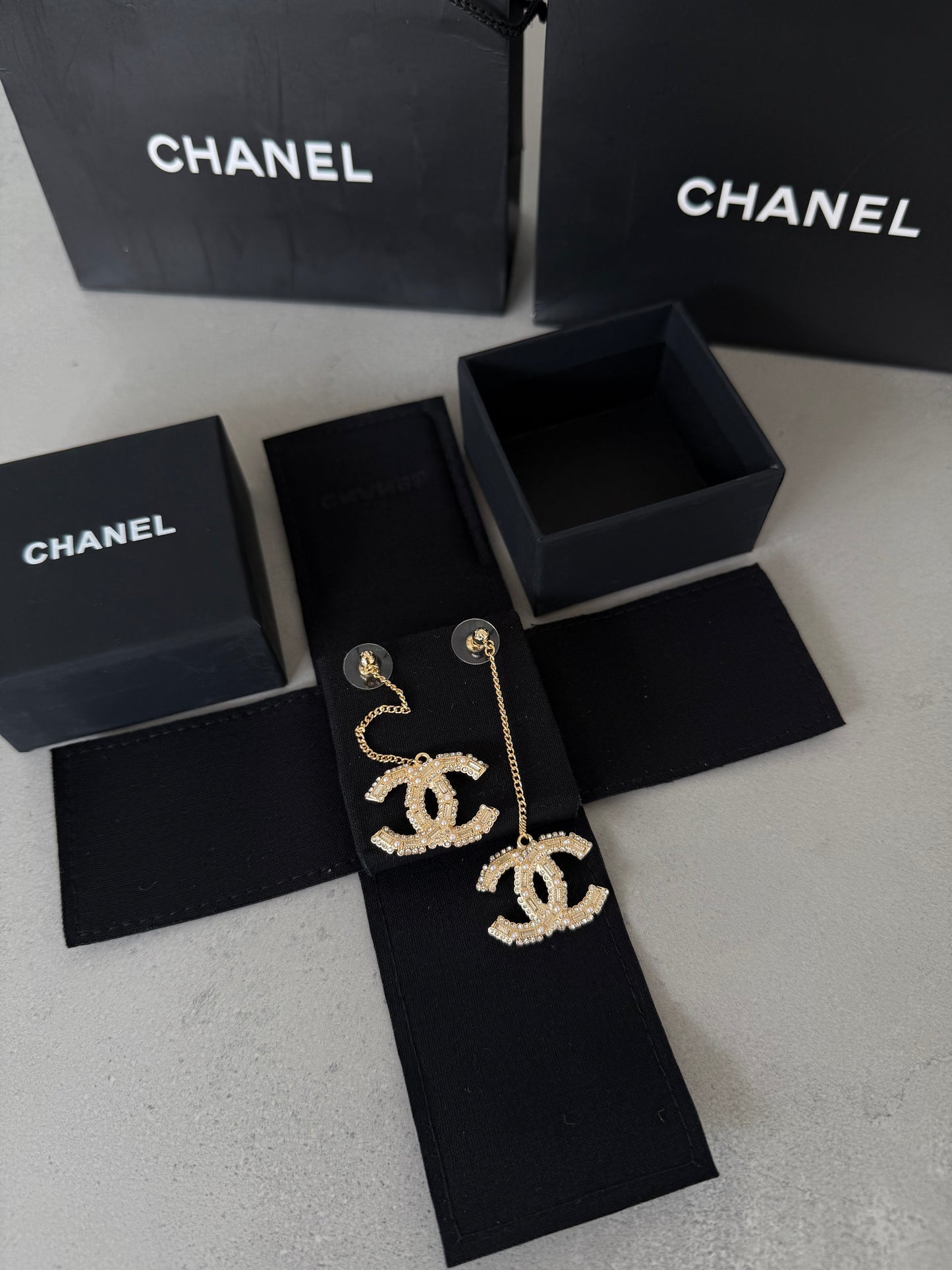 Aretes CC dorados con detalle colgante