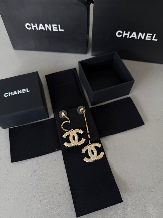 Aretes CC dorados con detalle colgante