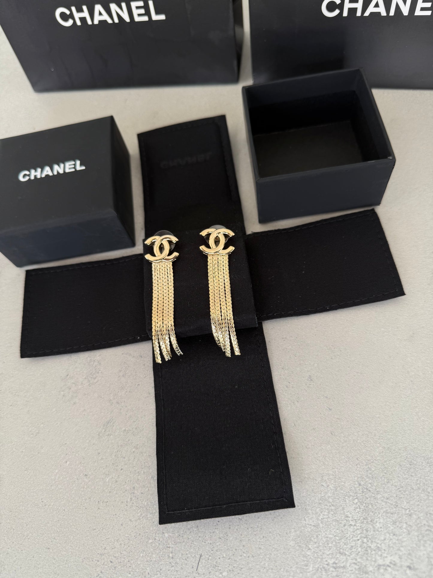 Aretes CC dorados con flecos largos