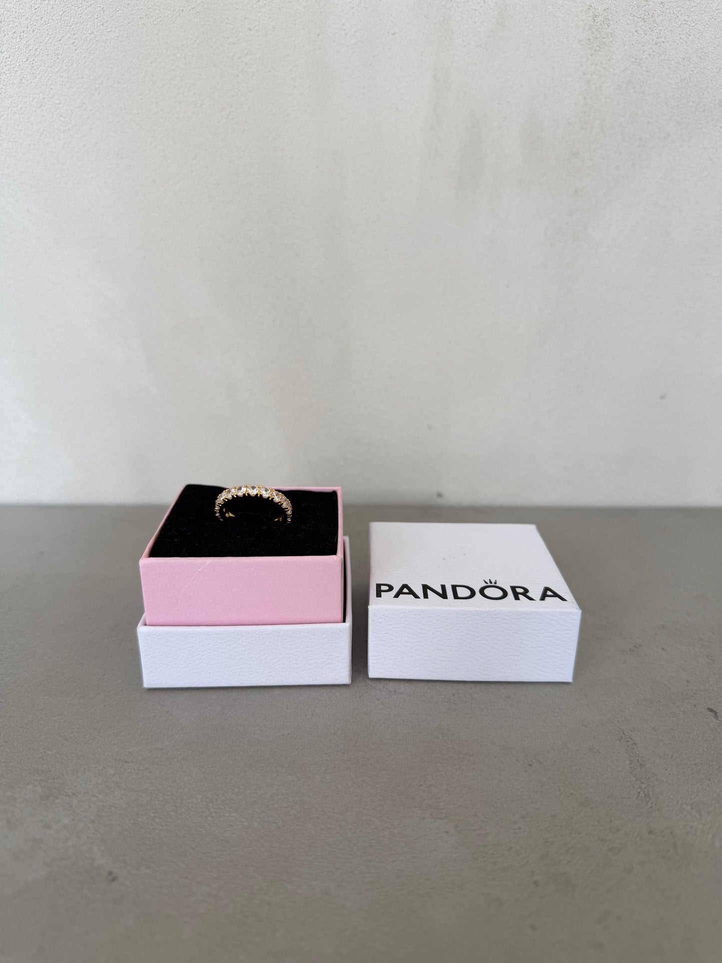 Anillo PAND dorado con zirconias grueso -5256