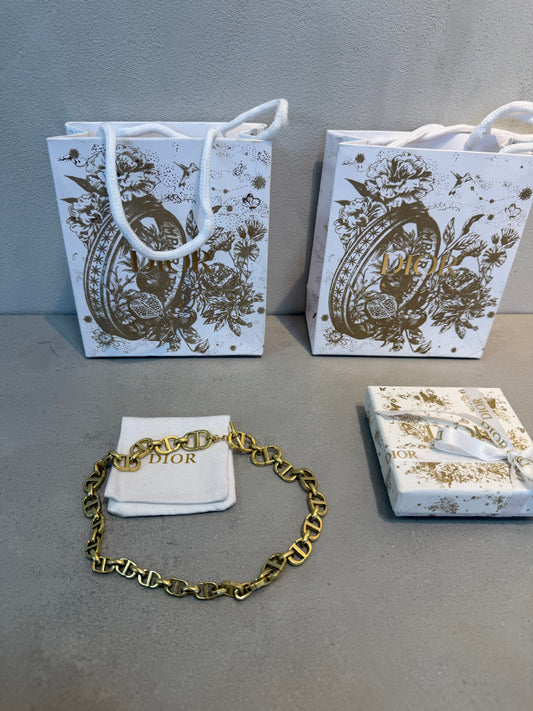 Collar CD logo dorado