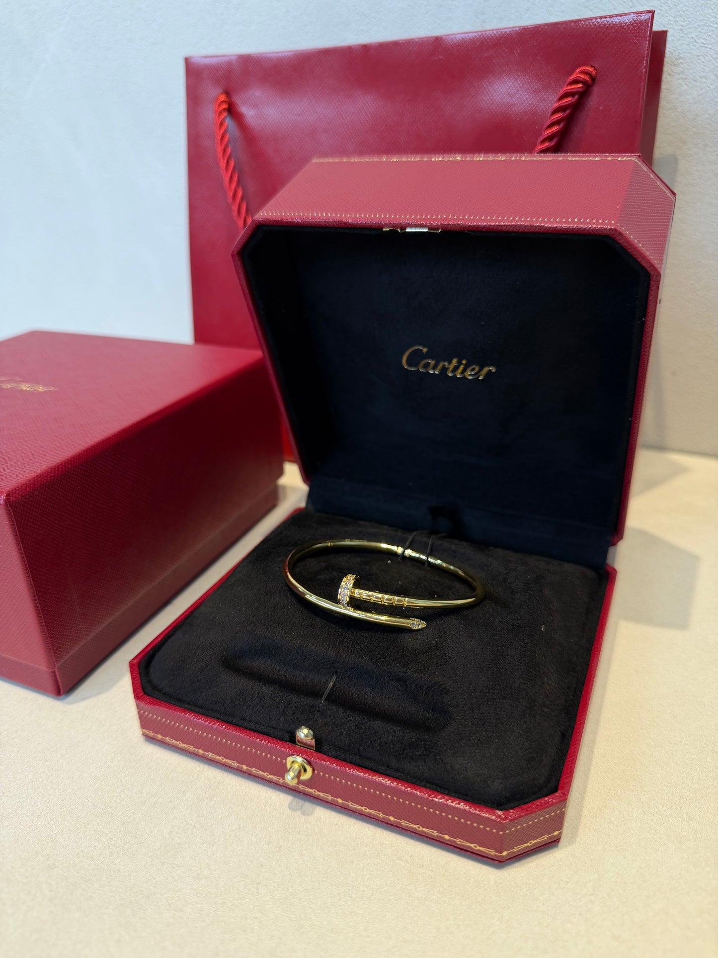 Pulsera CRT dorada con diamantes